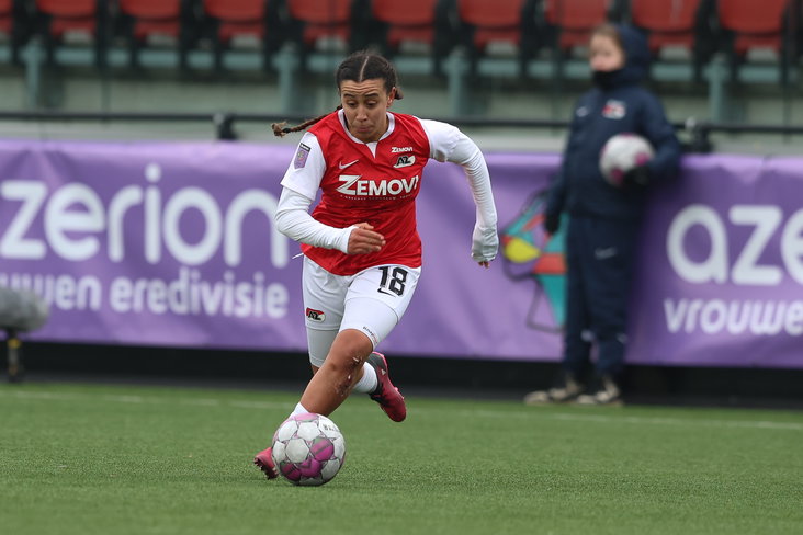 Romaissa Boukakar aan de bal namens AZ