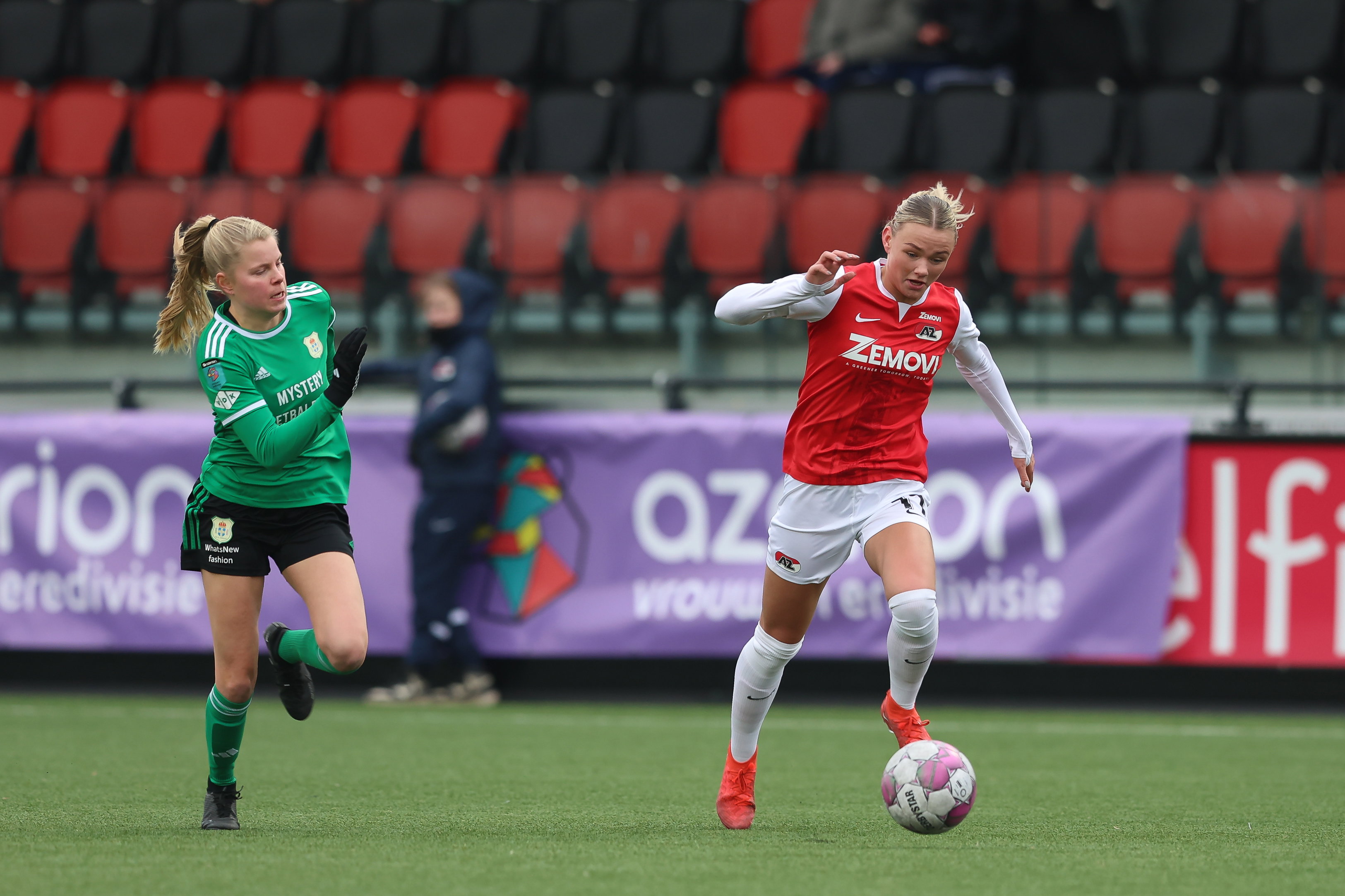 Isa Dekker (AZ) aan de bal in duel met PEC Zwolle