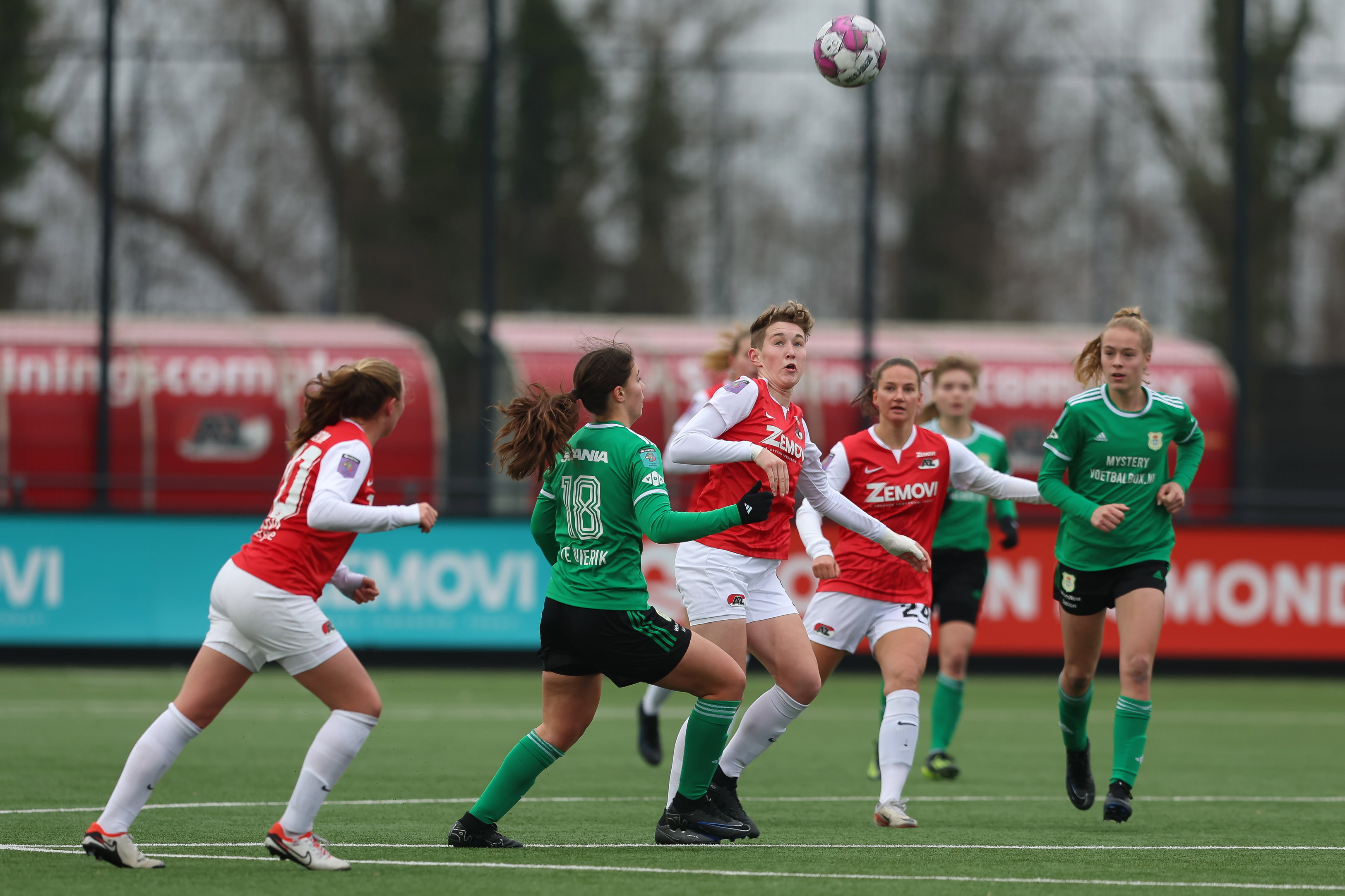 Tara te Wierik (met nummer 18) tijdens het duel tussen PEC Zwolle en AZ