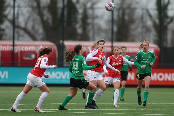 Tara te Wierik (met nummer 18) tijdens het duel tussen PEC Zwolle en AZ