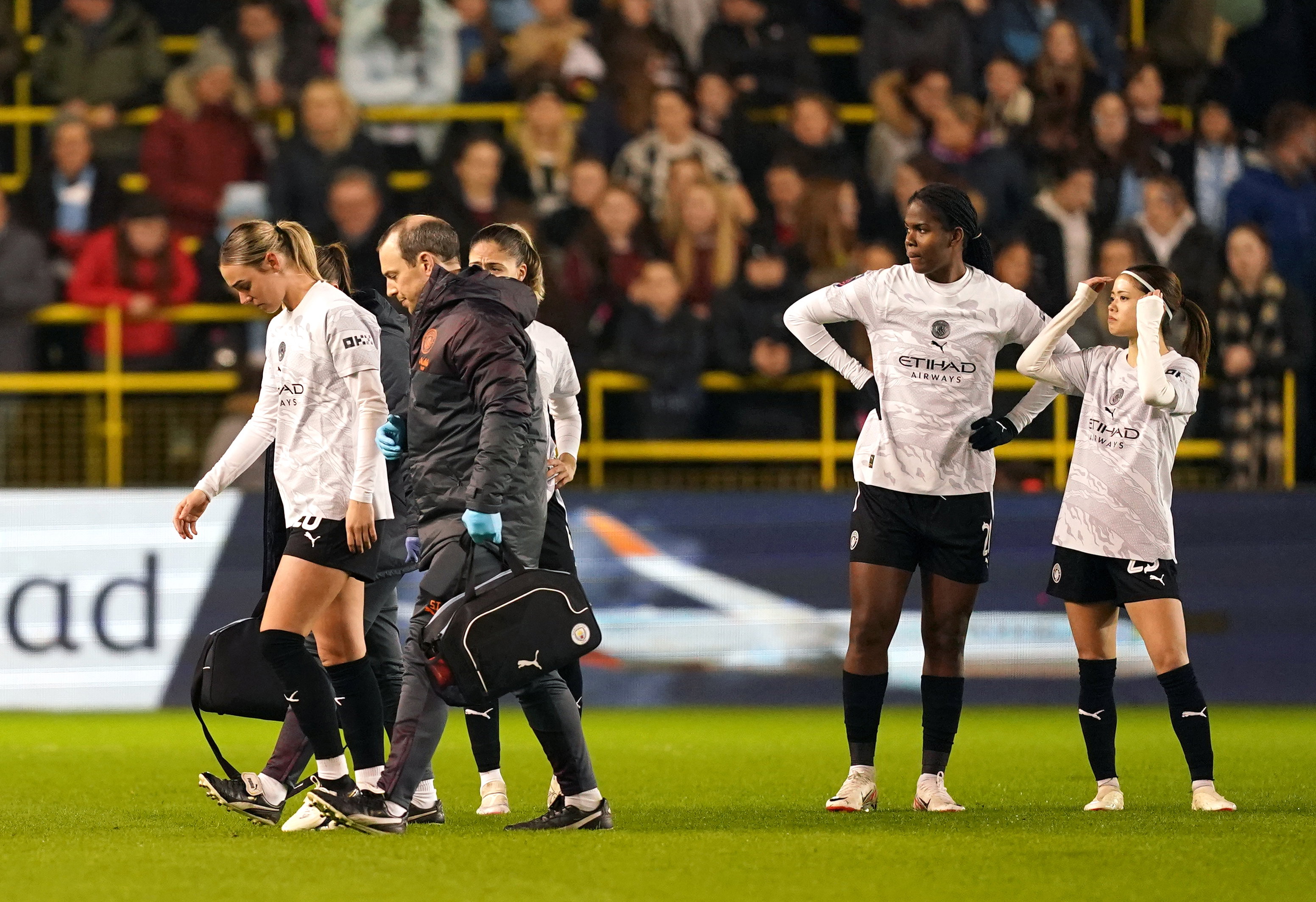 Jill Roord gaat geblesseerd van het veld