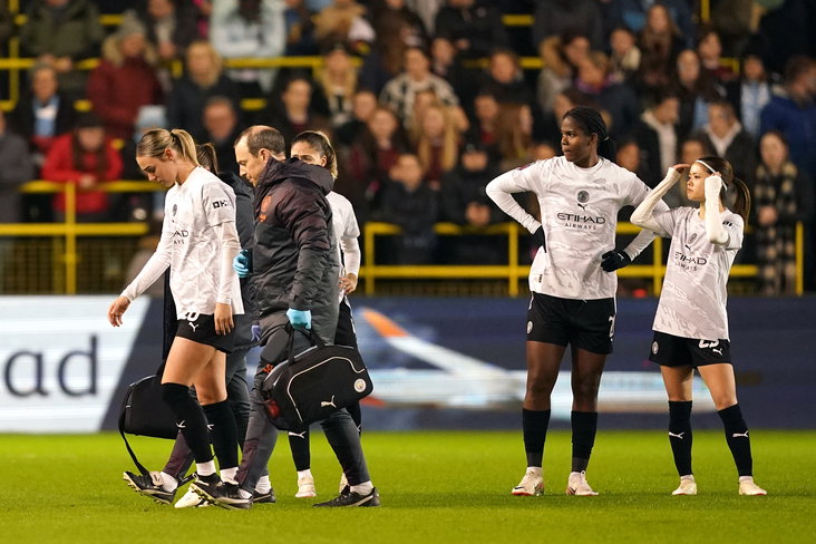 Jill Roord gaat geblesseerd van het veld
