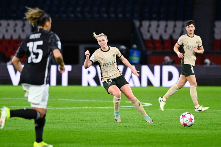 Jackie Groenen namens Paris Saint-Germain in het duel met Ajax