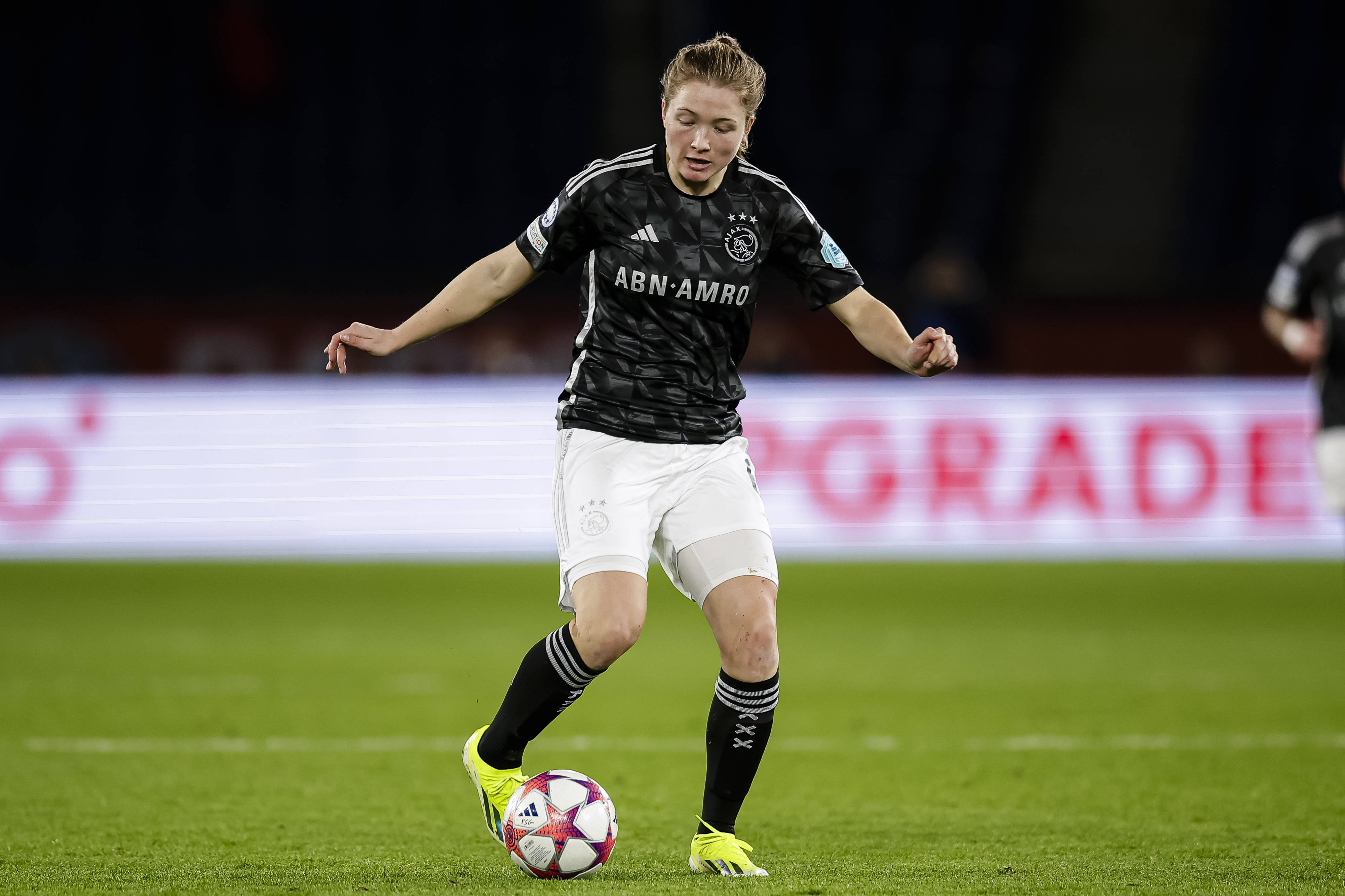 Jonna van de Velde in actie namens Ajax