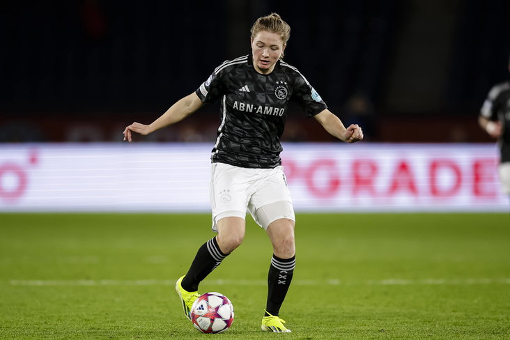 Jonna van de Velde in actie namens Ajax