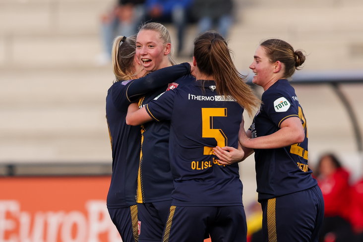 Ella Peddemors wordt gefeliciteerd met haar doelpunt voor FC Twente