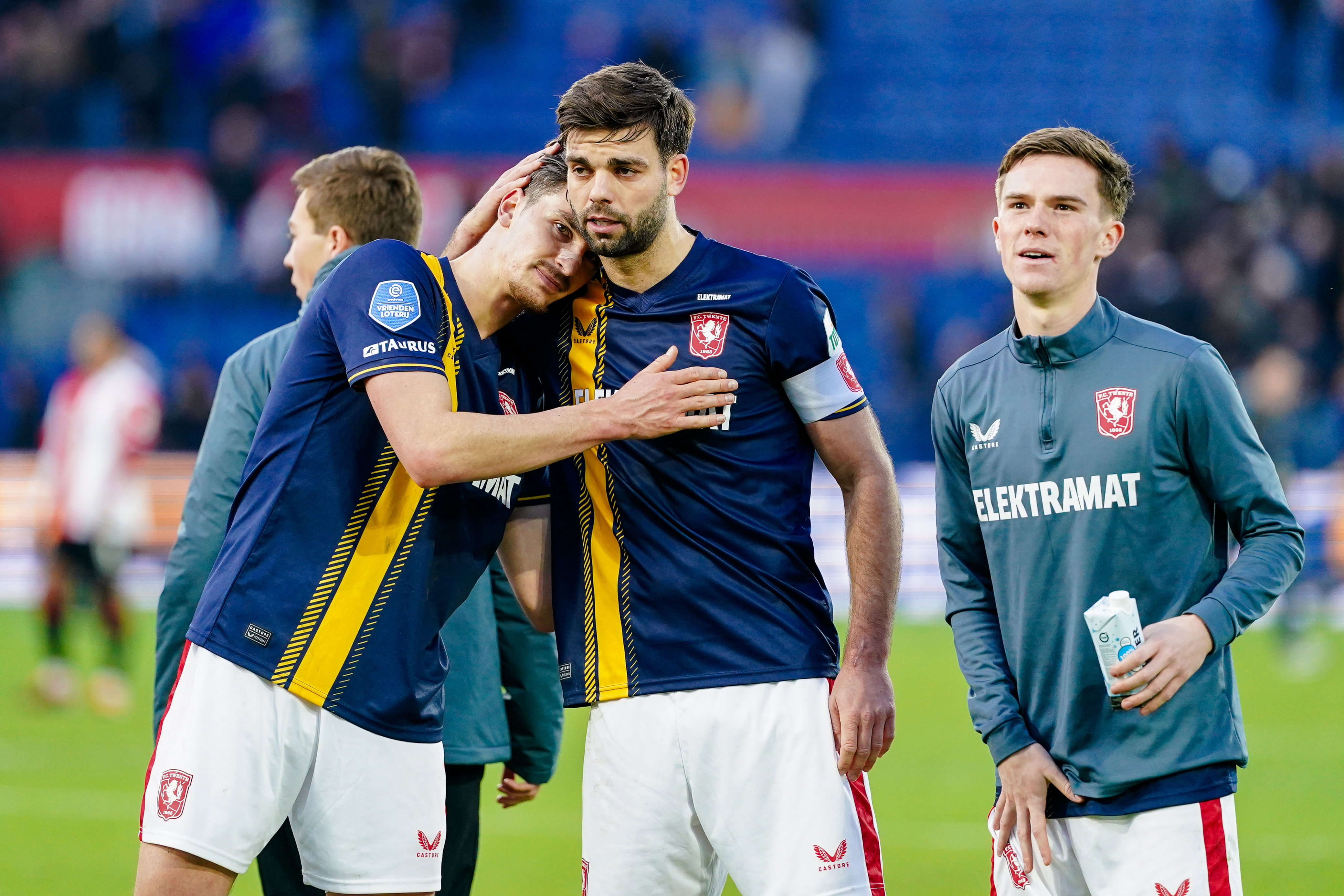 Robin Pröpper krijgt een knuffel van Alec Van Hoorenbeeck