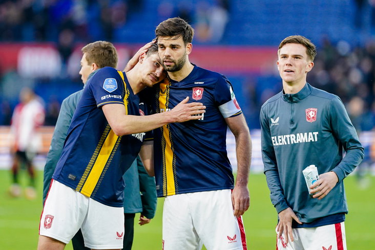 Robin Pröpper krijgt een knuffel van Alec Van Hoorenbeeck