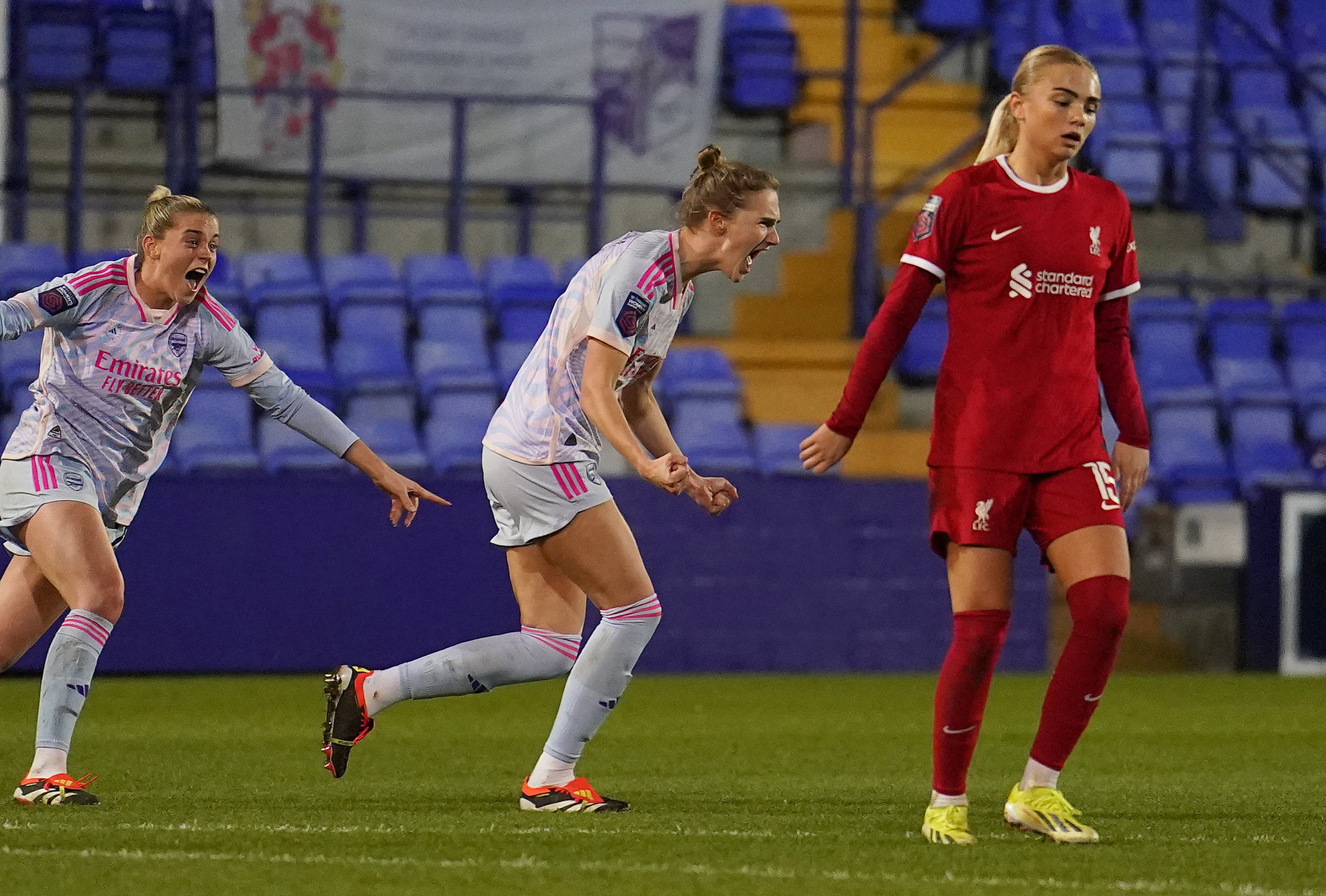 Vivianne Miedema juicht na haar treffer tegen Liverpool