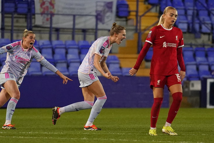 Vivianne Miedema juicht na haar treffer tegen Liverpool