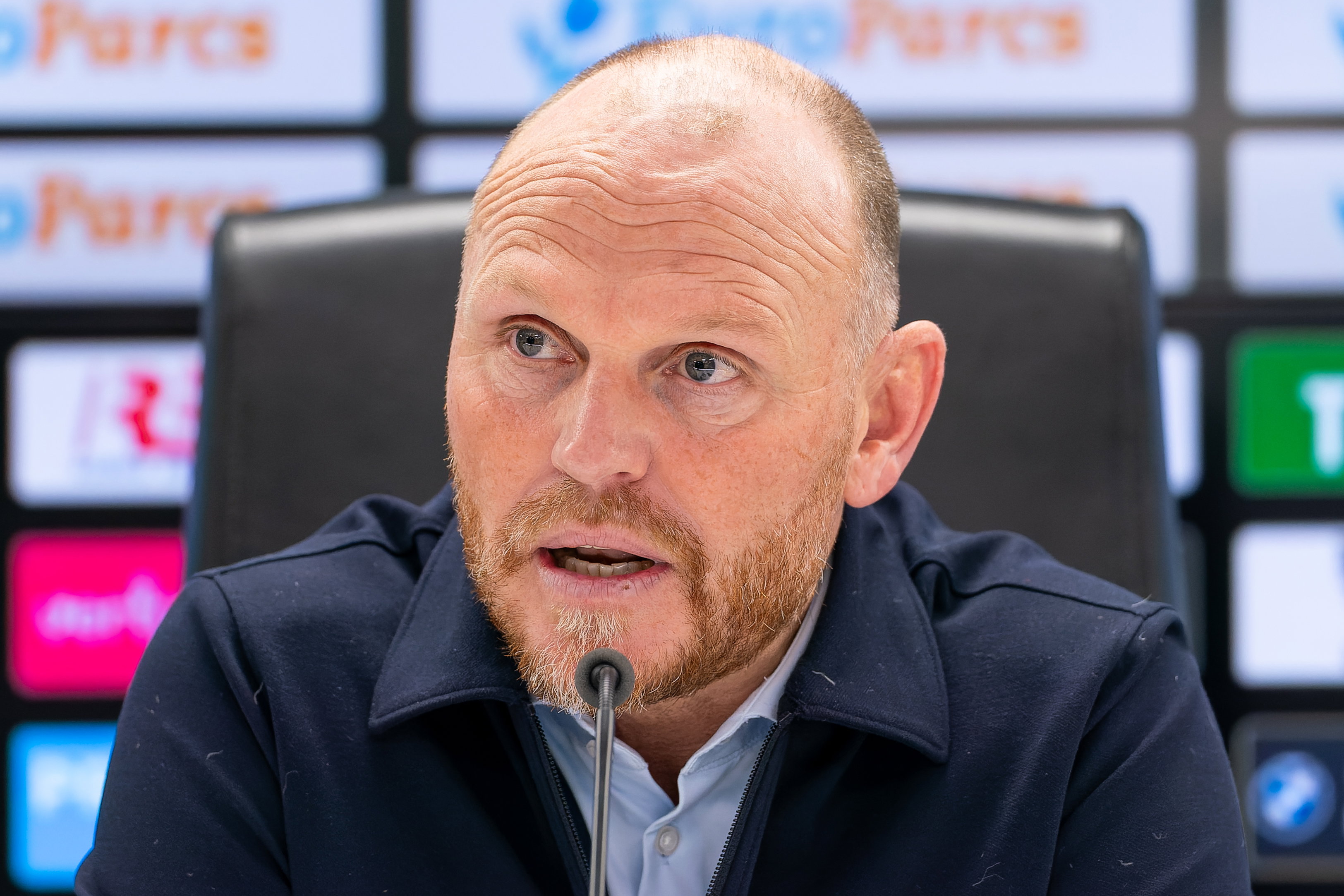 Joseph Oosting tijdens een persconferentie