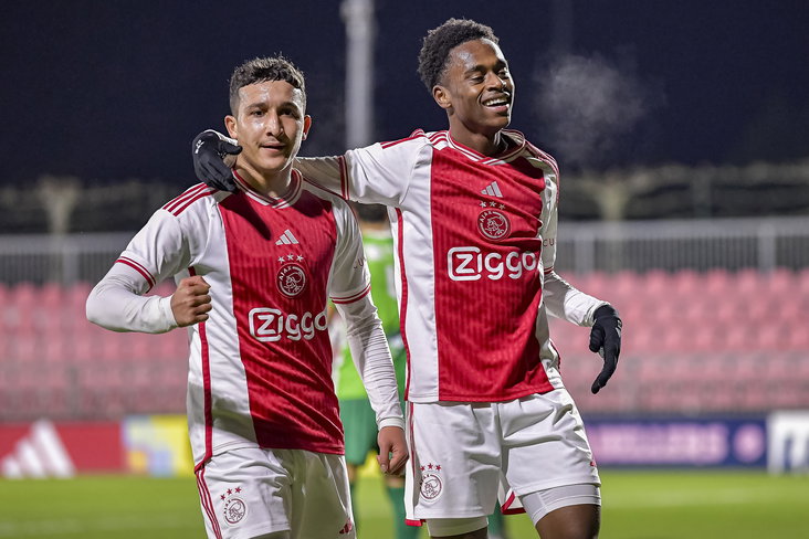 Nassef Chourak en Jaydon Banel vieren doelpunt
