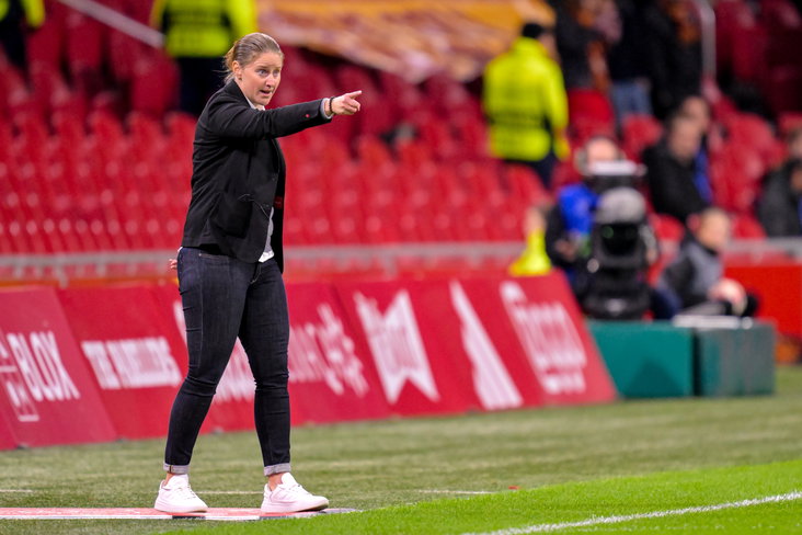 Suzanne Bakker langs de lijn in de Johan Cruijff ArenA