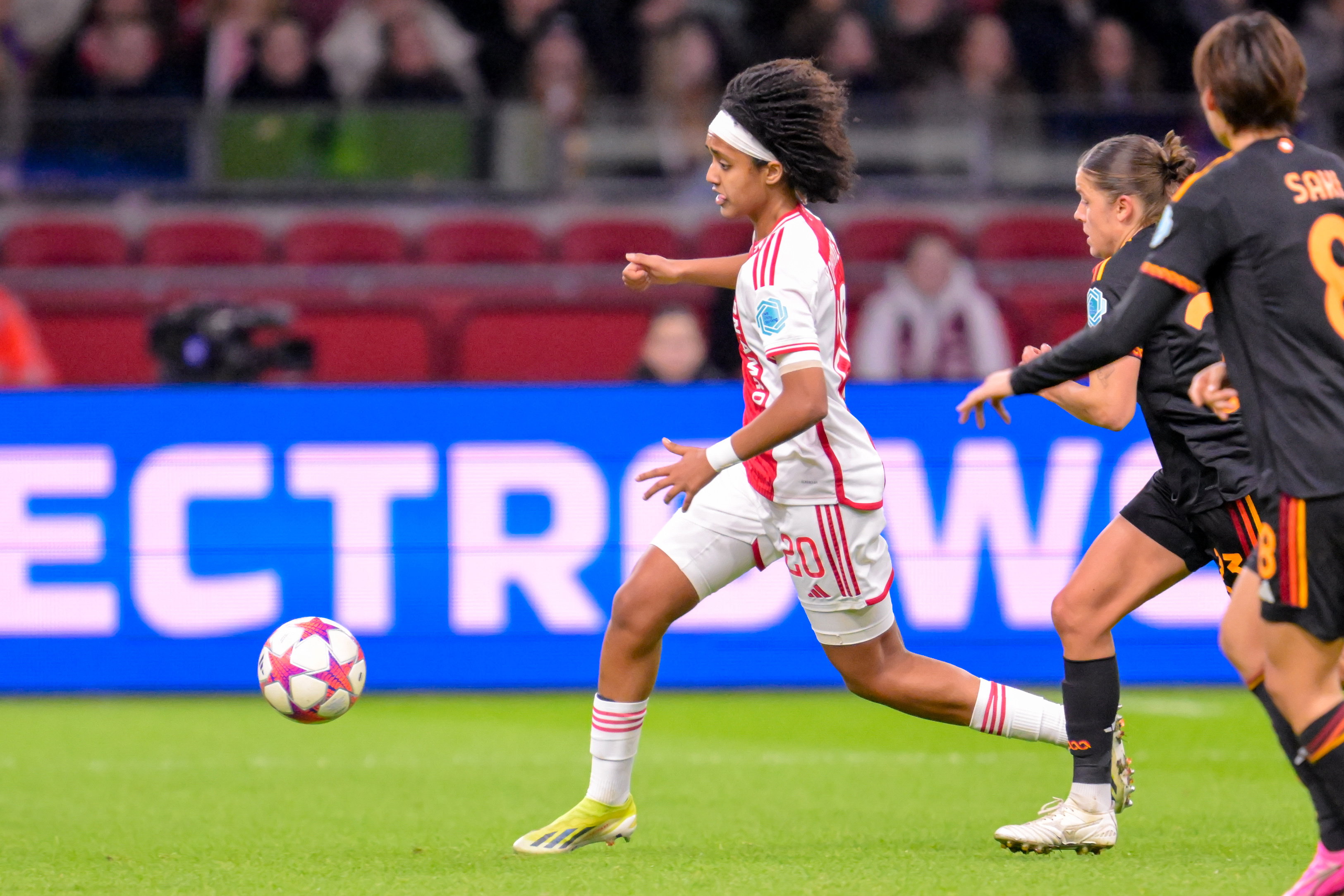 Lily Yohannes (Ajax) in het duel met AS Roma