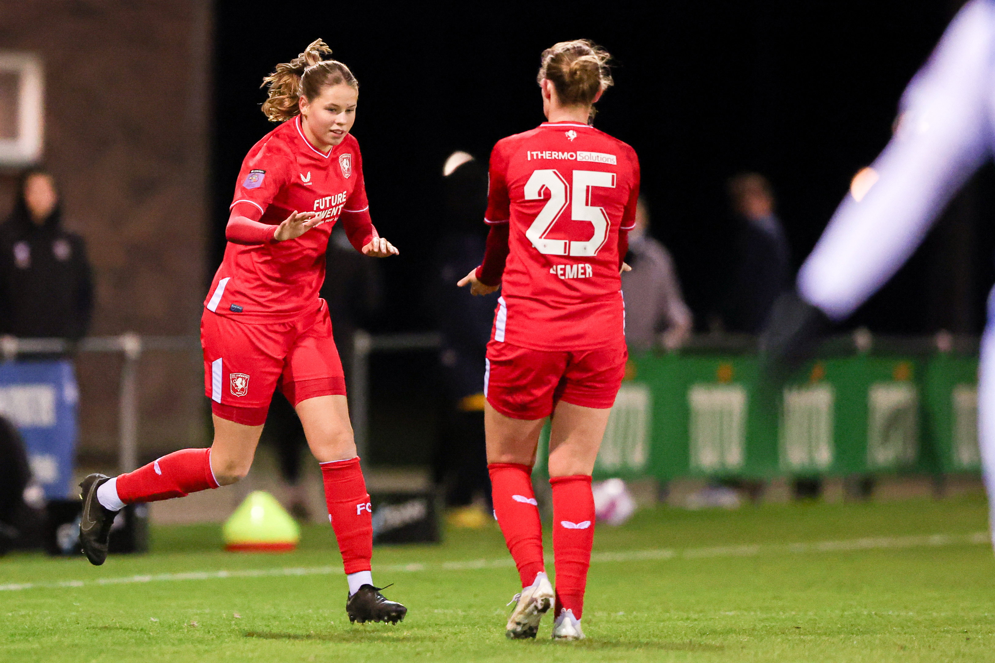 Suus Verdaasdonk komt het veld in voor Taylor Ziemer (FC Twente)