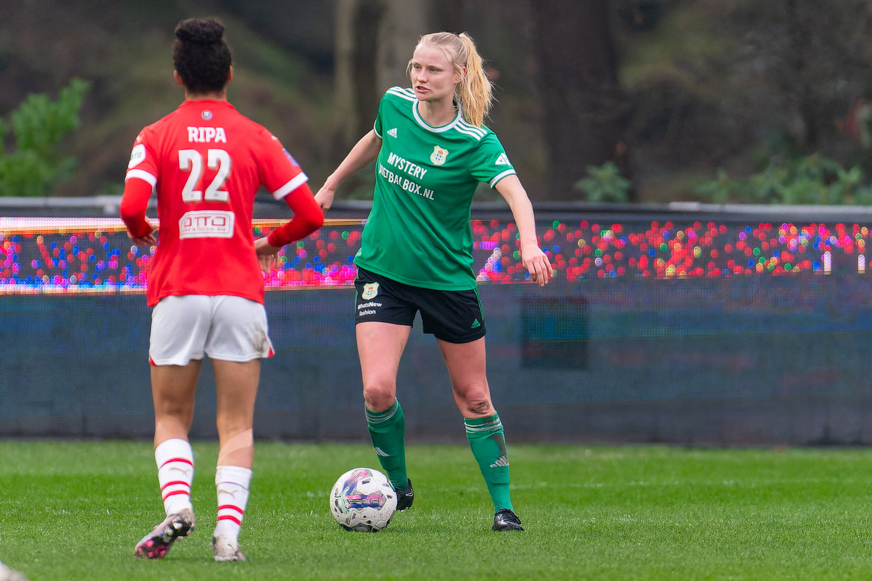 Kely Pruim (PEC Zwolle) aan de bal tegen PSV