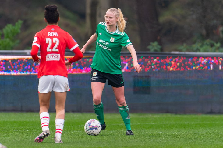 Kely Pruim (PEC Zwolle) aan de bal tegen PSV