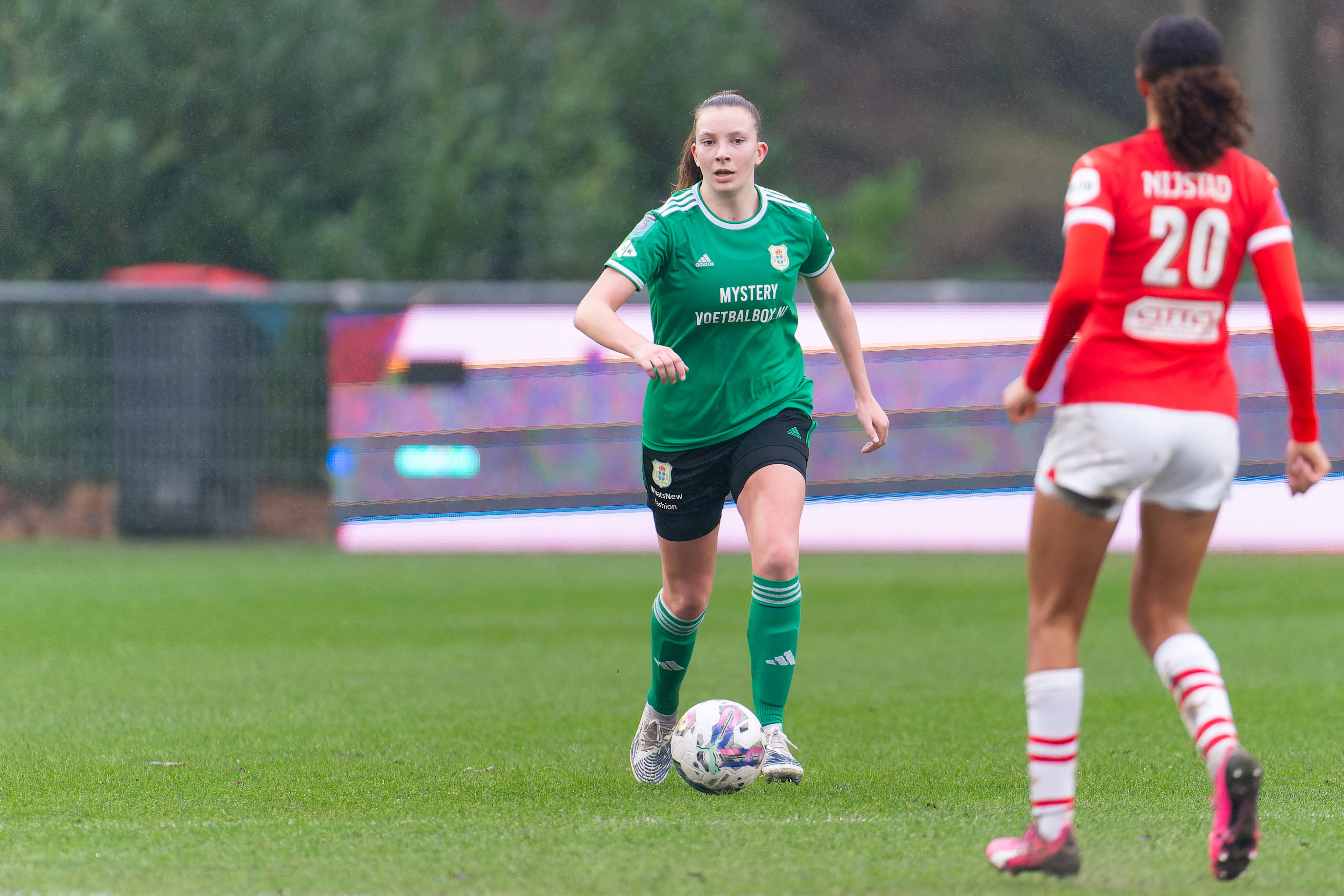 Mayke Lindner aan de bal namens PEC Zwolle