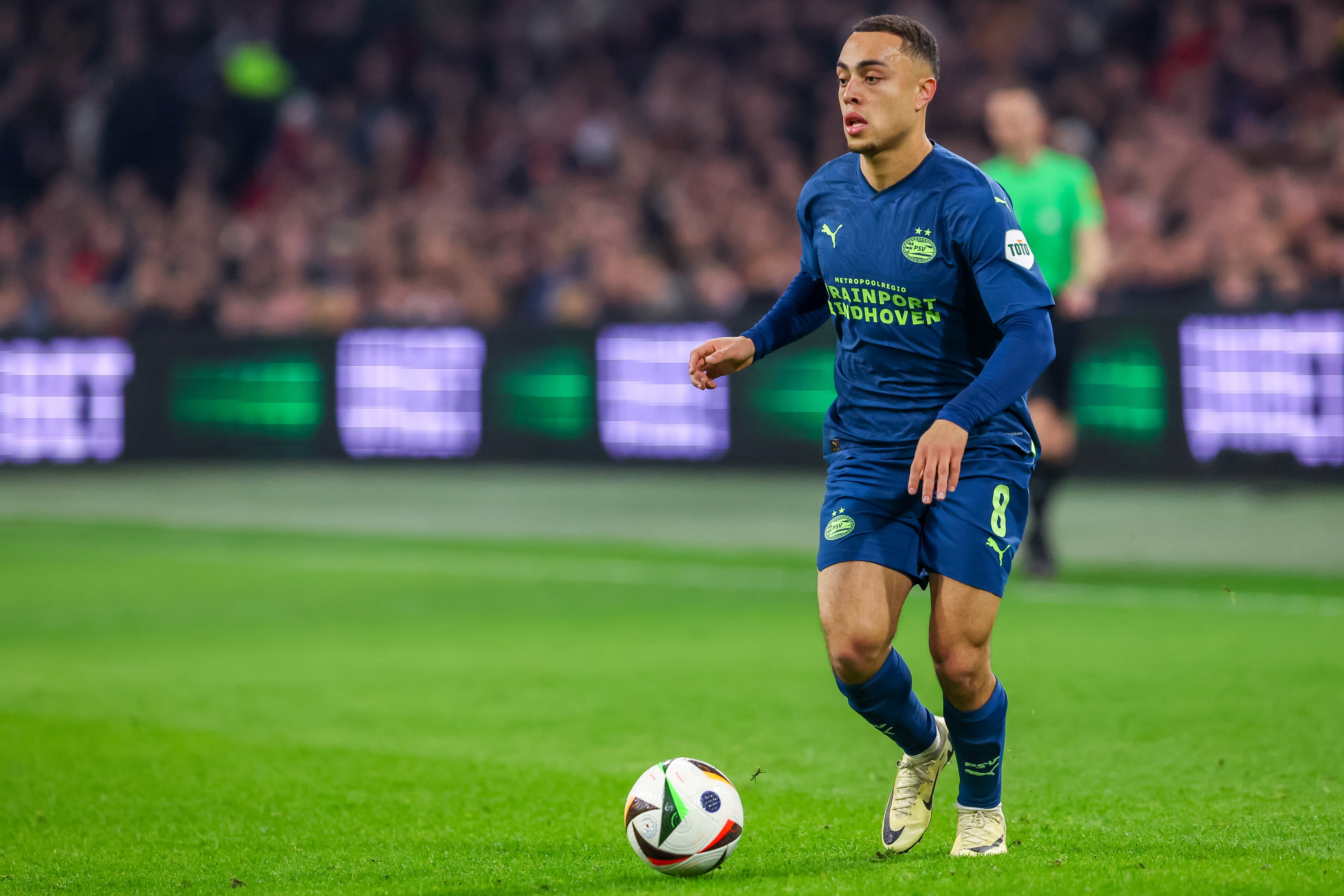 Sergino Dest in actie tegen Ajax