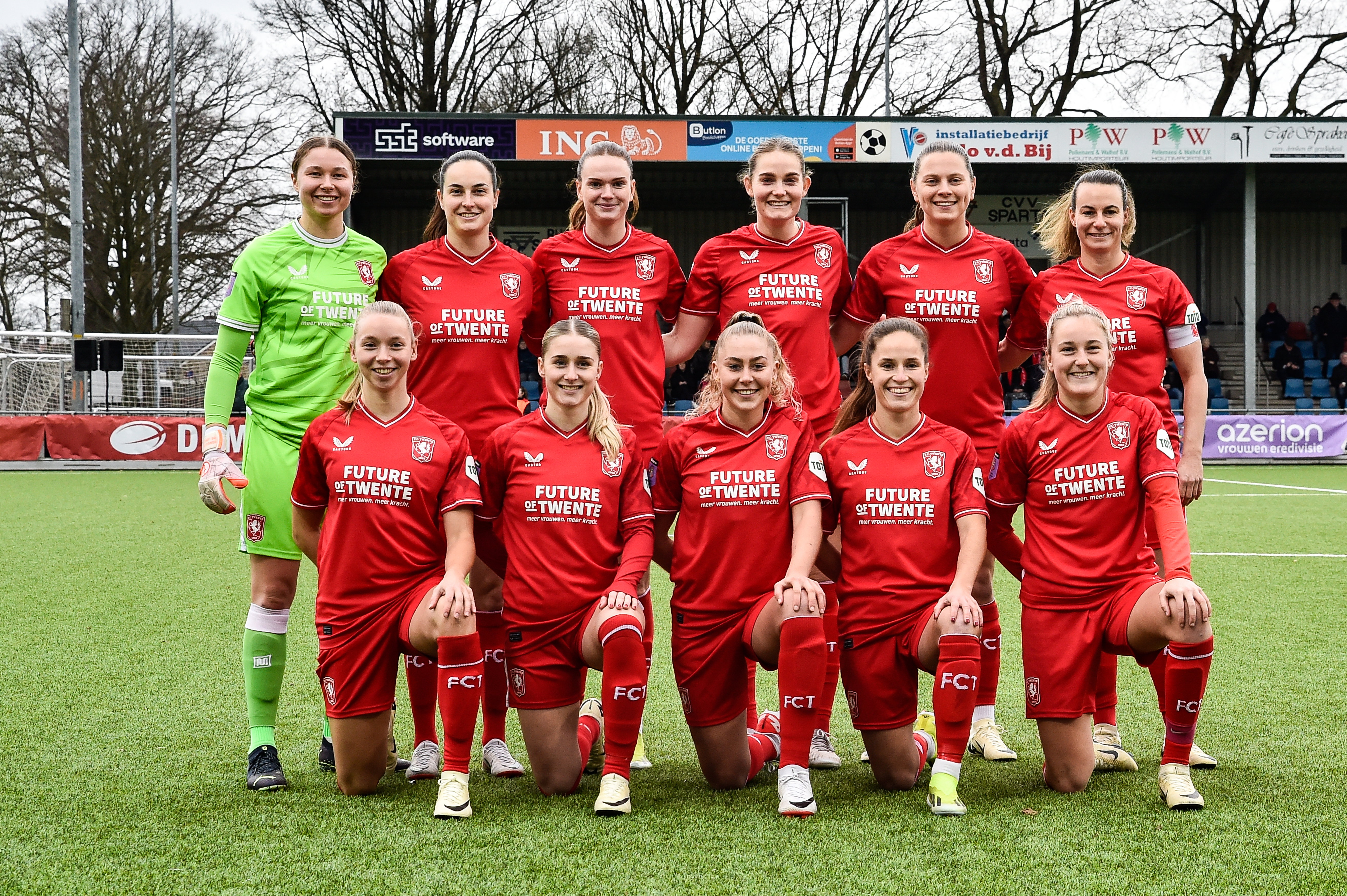 De speelsters van FC Twente op Sportpark Schreurserve