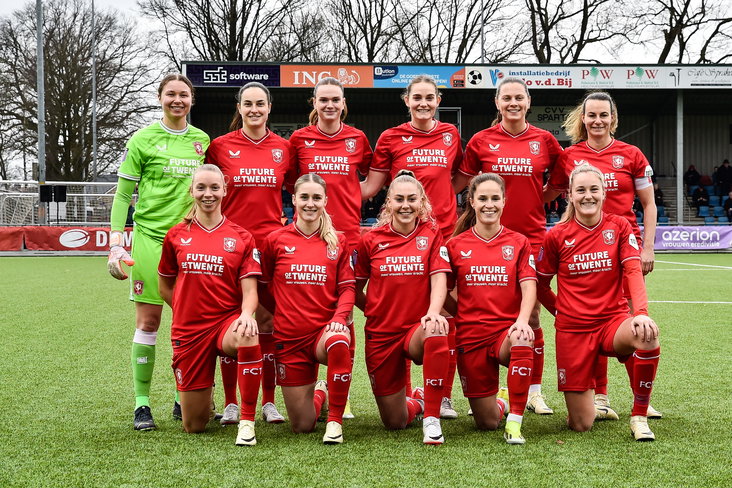 De speelsters van FC Twente op Sportpark Schreurserve