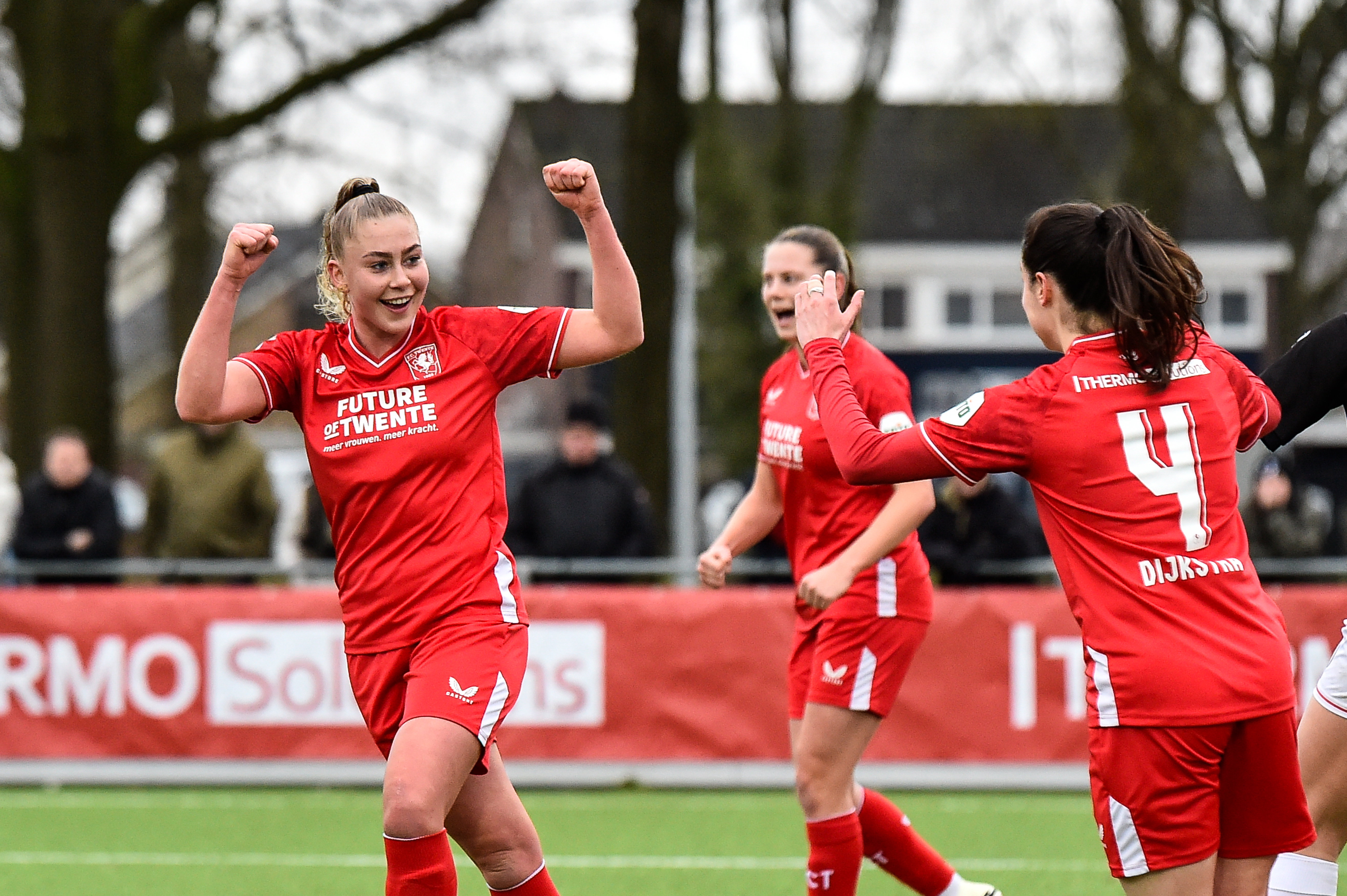 Danique van Ginkel juicht na haar goal namens FC Twente