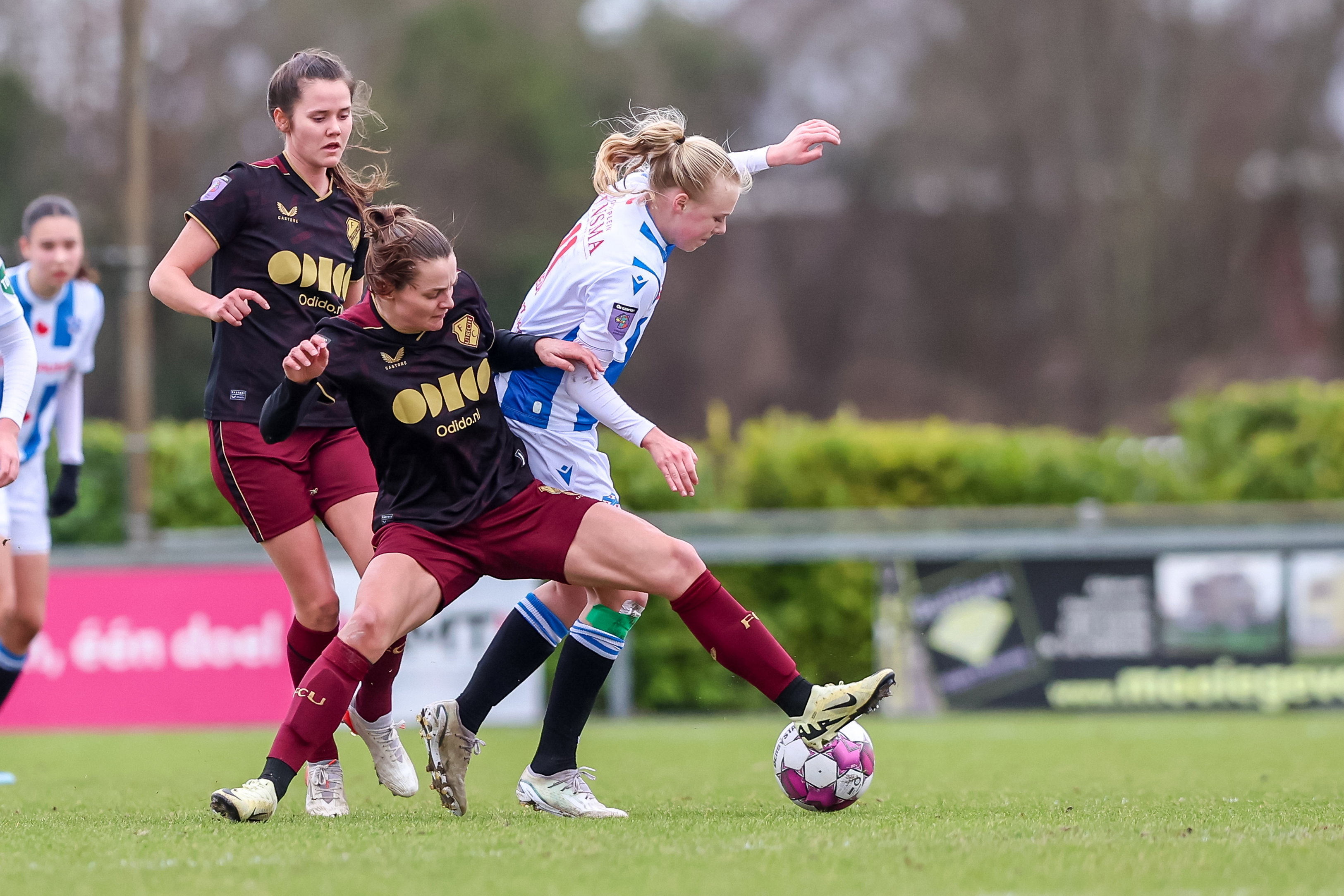 Een duel tussen SC Heerenveen en FC Utrecht