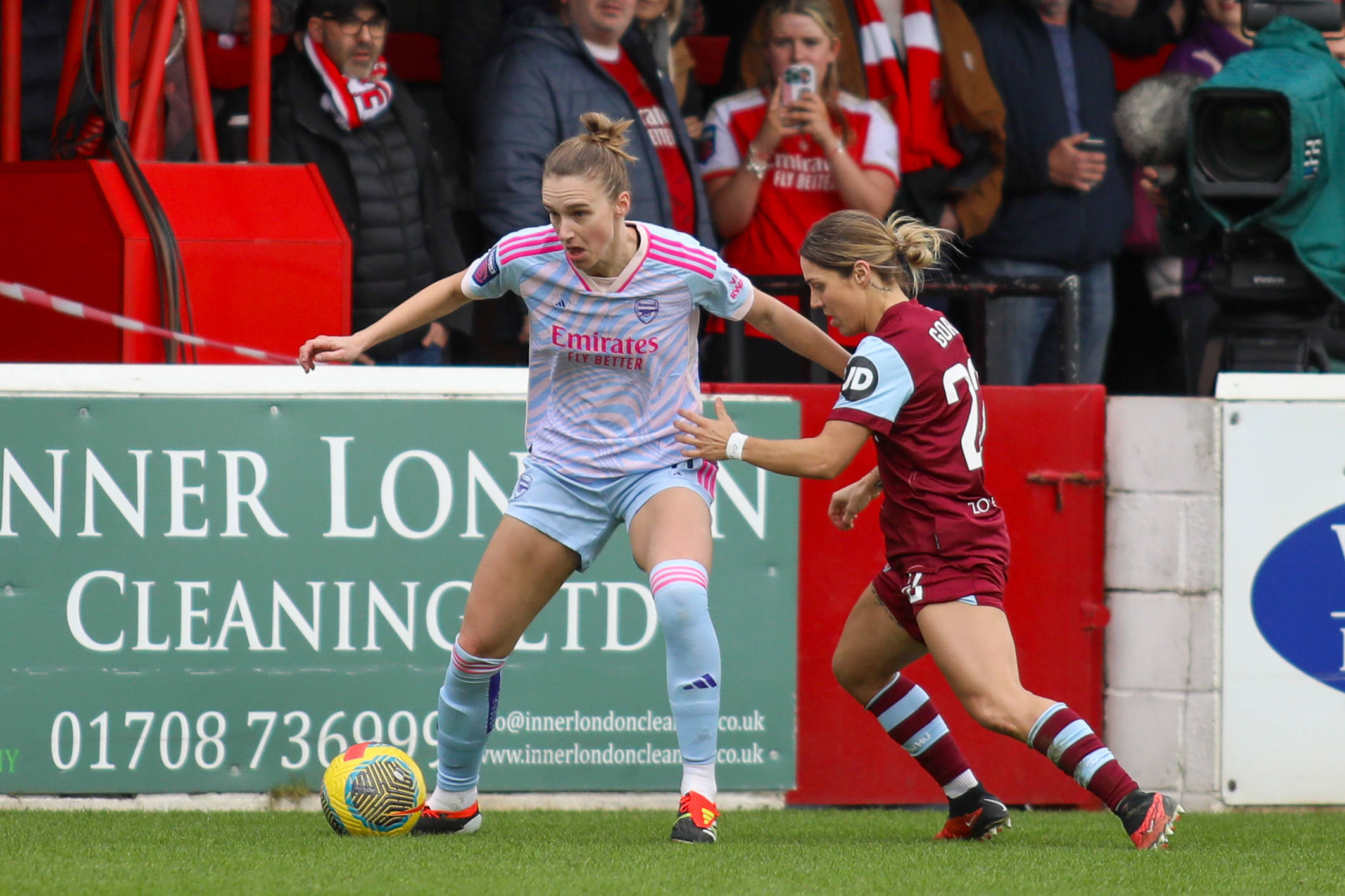 Vivianne Miedema (Arsenal) in duel met West Ham United