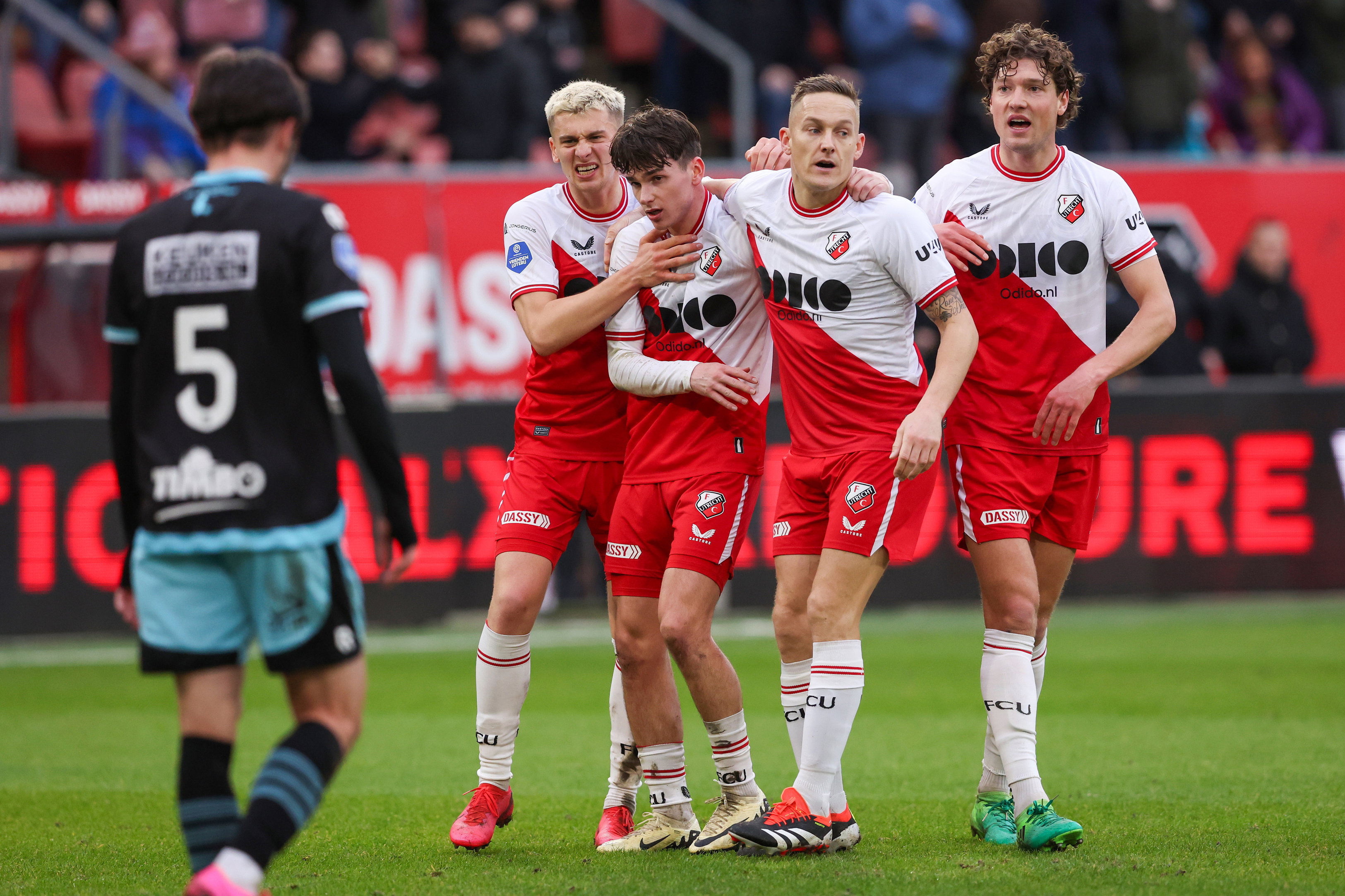 Taylor Booth (FC Utrecht) wordt gefeliciteerd met zijn goal tegen FC Volendam