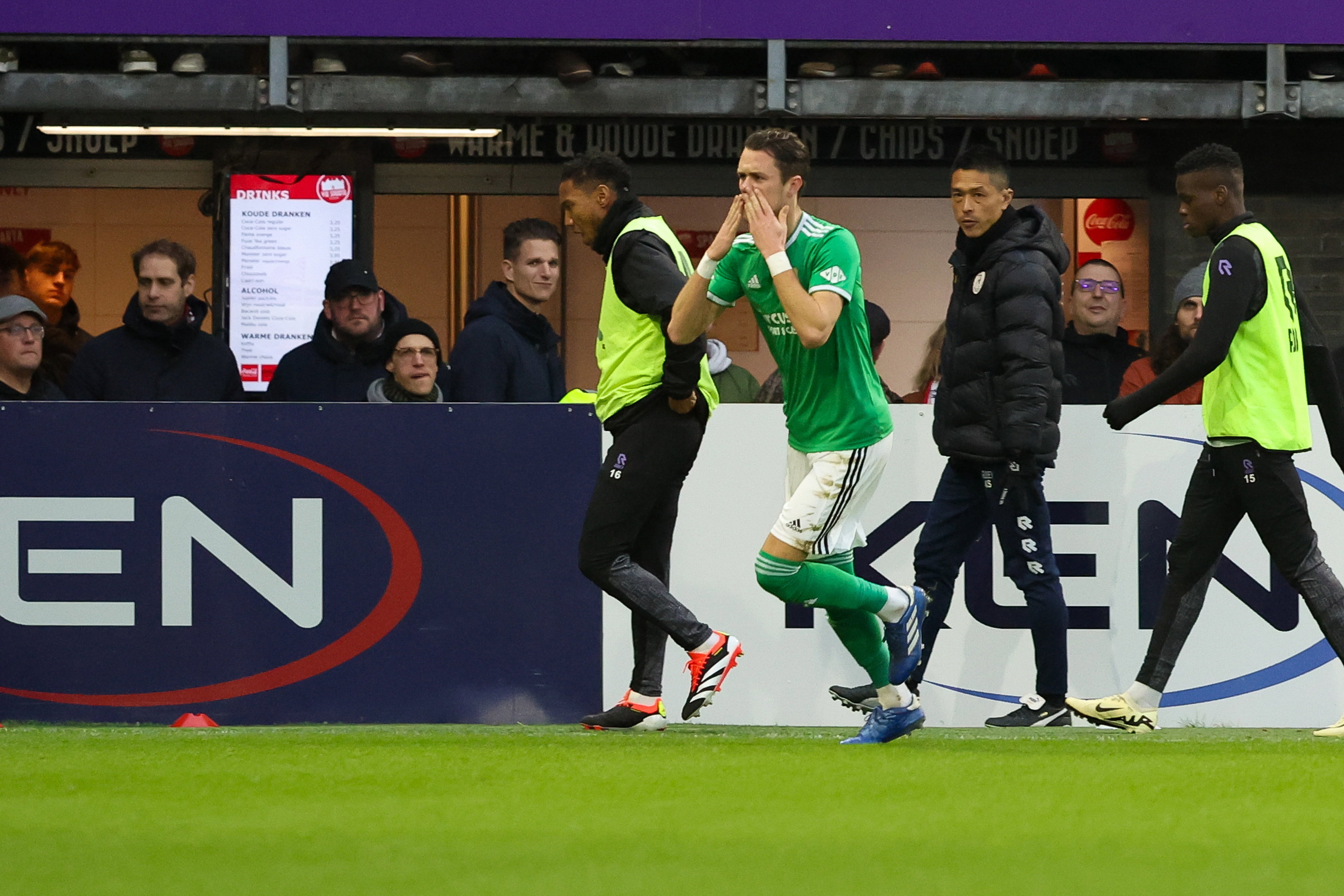 Thomas Lam scoort en rent naar camera