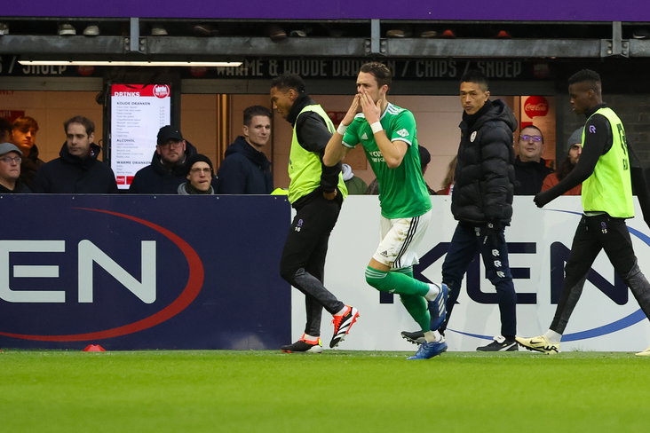 Thomas Lam scoort en rent naar camera