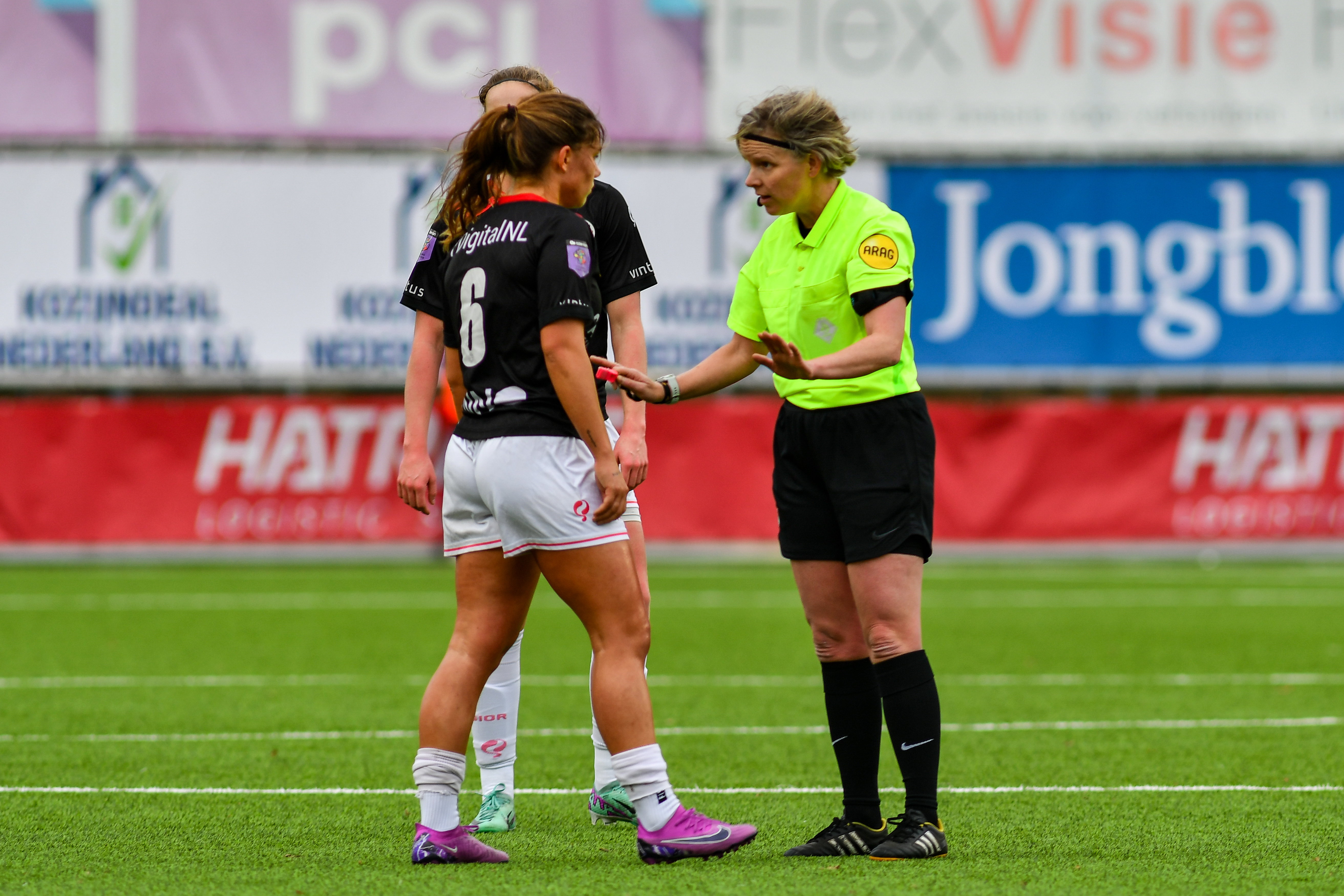 Lynn Groenewegen (Excelsior) wordt toegesproken door Fijke Hoogendijk