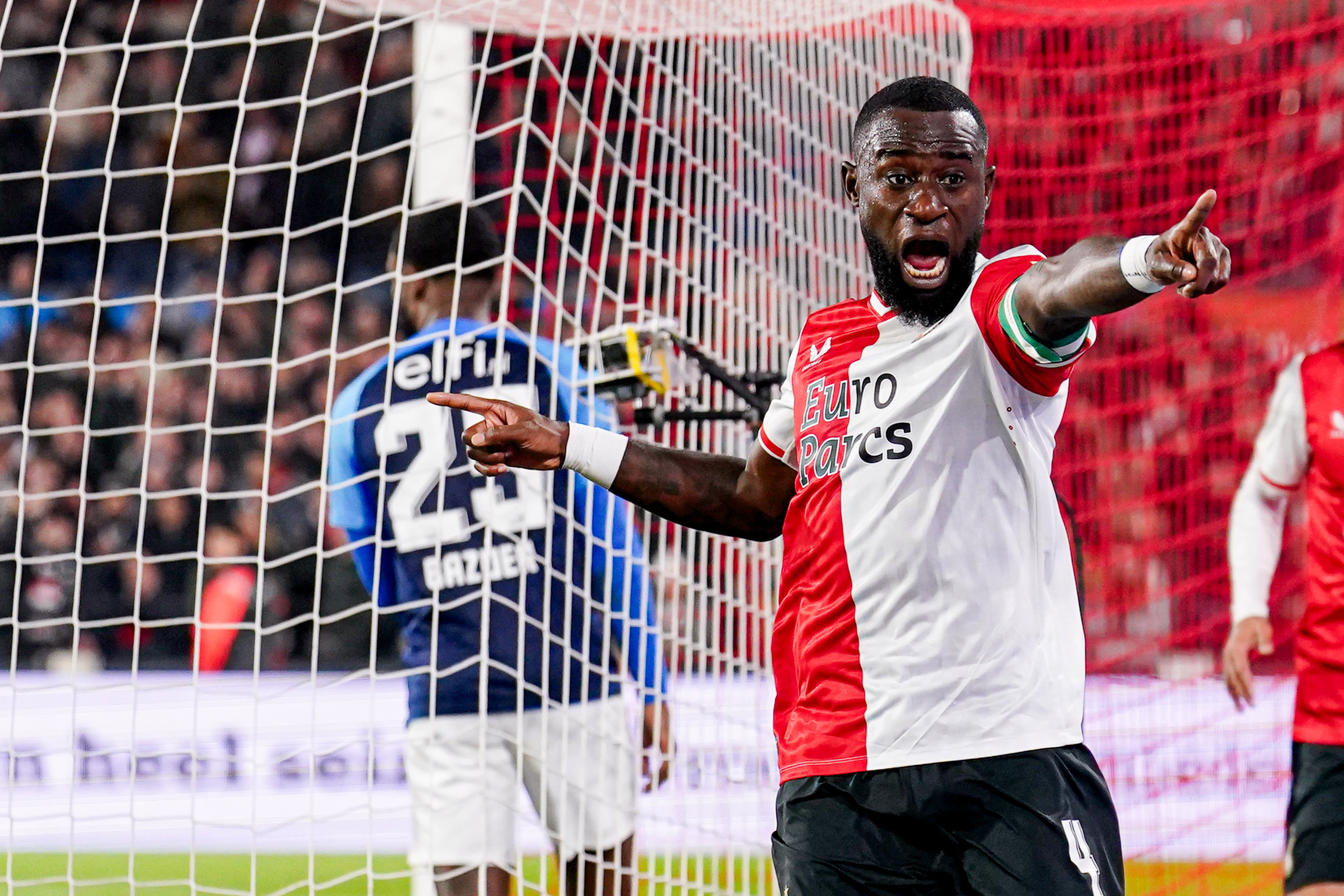 Lutsharel Geertruida juicht na zijn goal tegen AZ