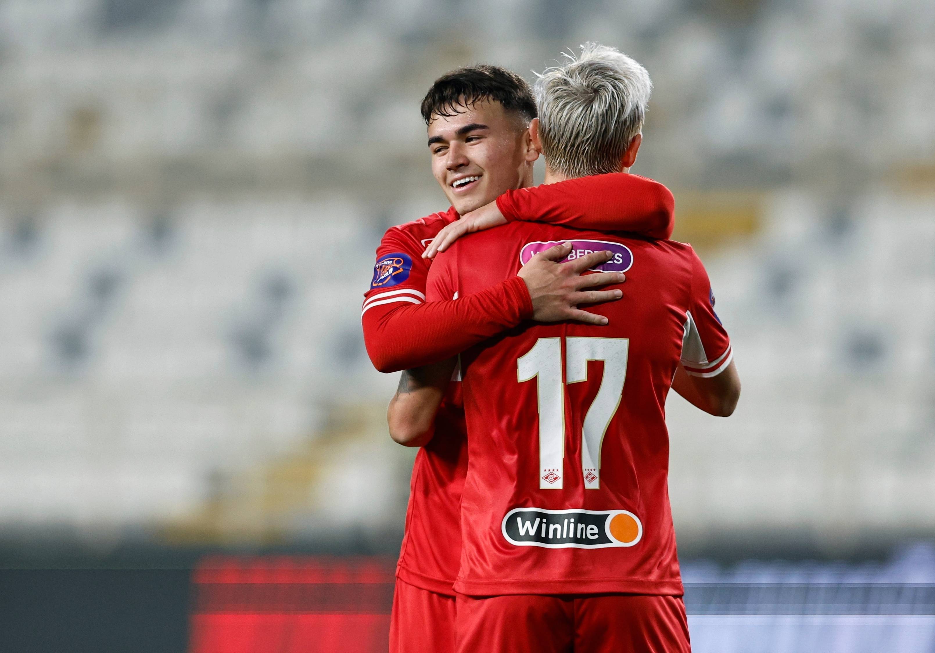 Manfred Ugalde juicht na een goal voor Spartak Moskou