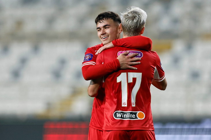 Manfred Ugalde juicht na een goal voor Spartak Moskou