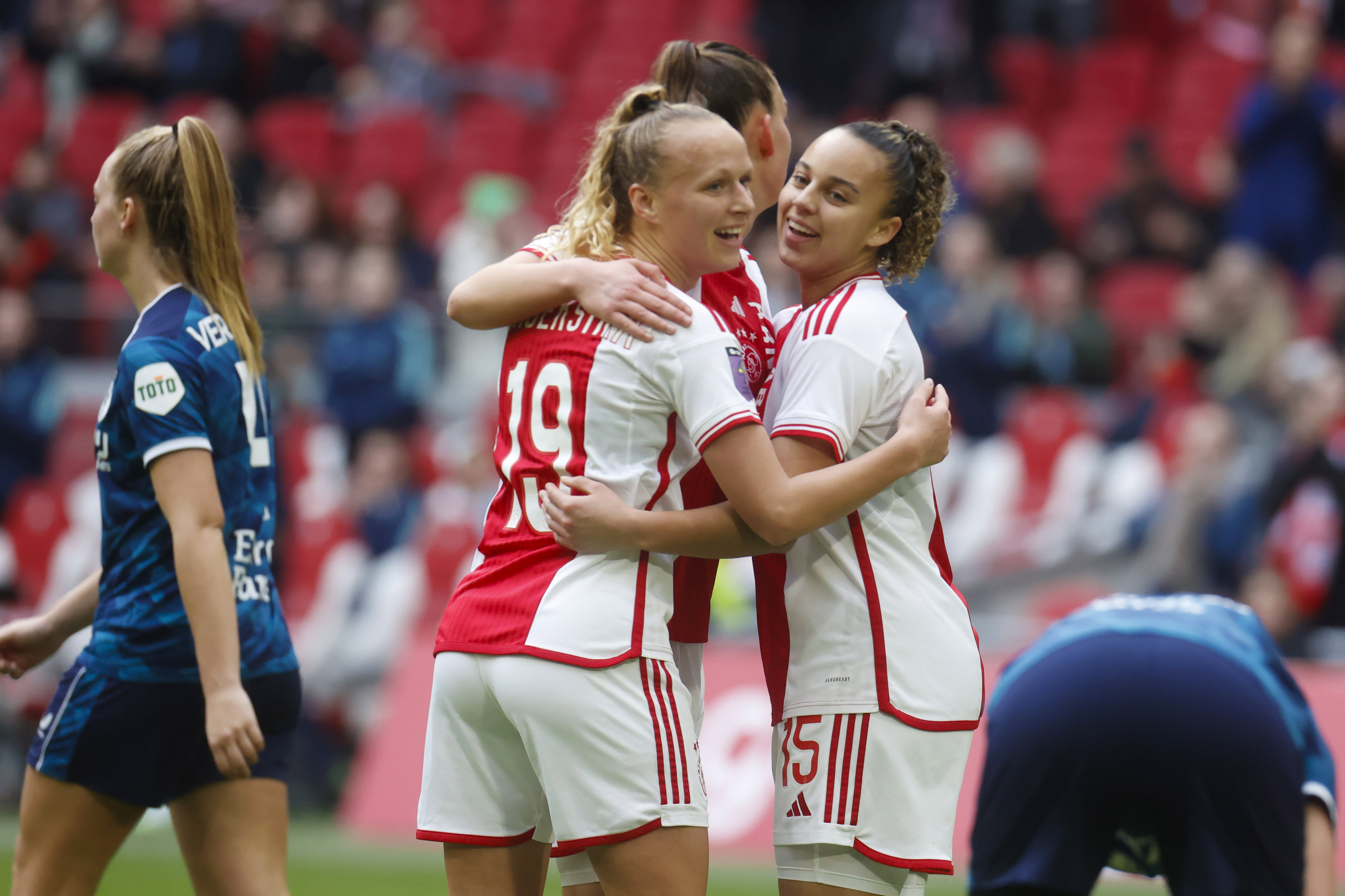 Tiny Hoekstra, Romée Leuchter en Chasity Grant juichen bij Ajax