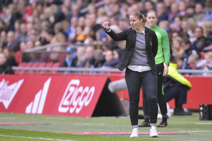 Suzanne Bakker langs de lijn in de Johan Cruijff ArenA