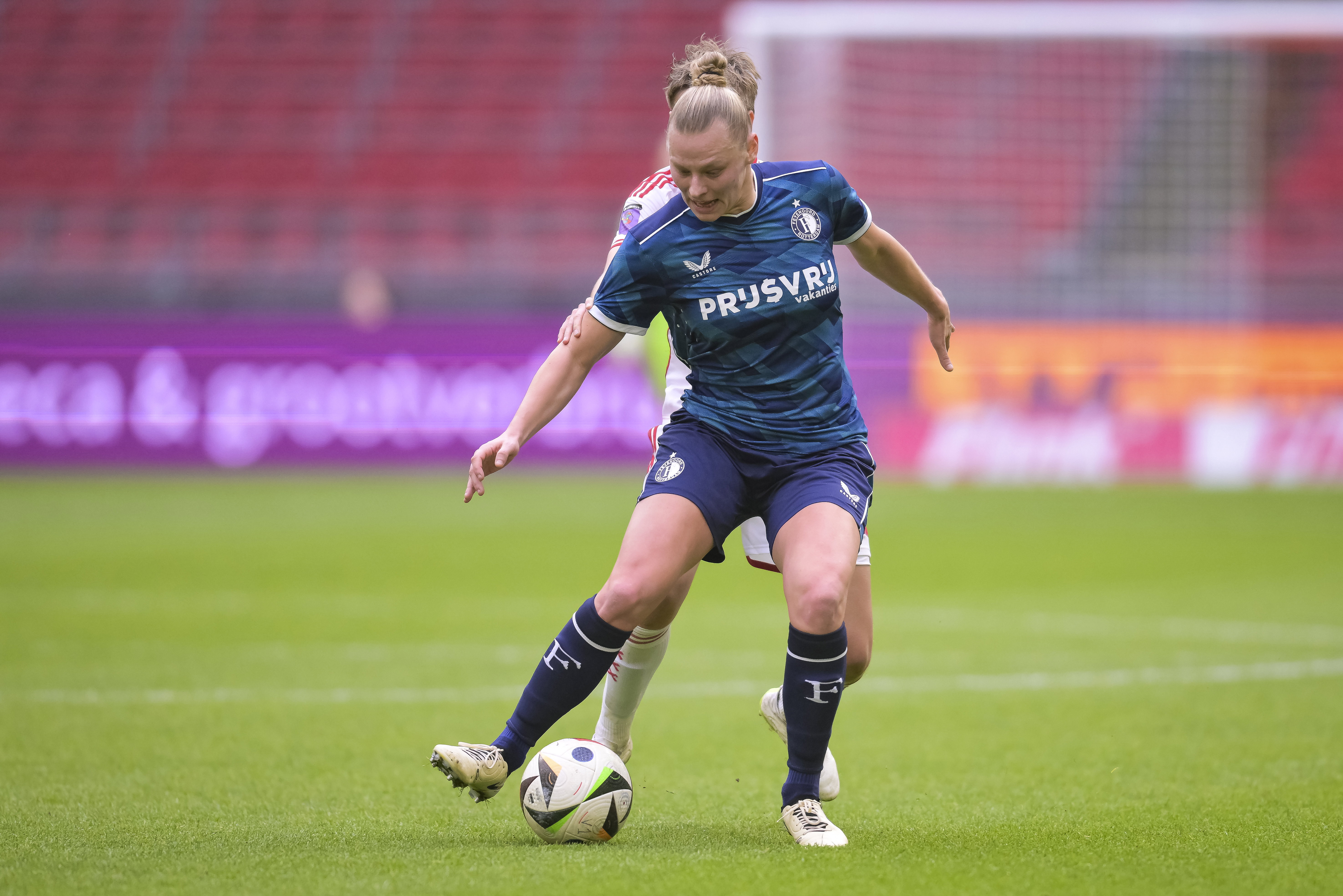Ella Van Kerkhoven in actie namens Feyenoord