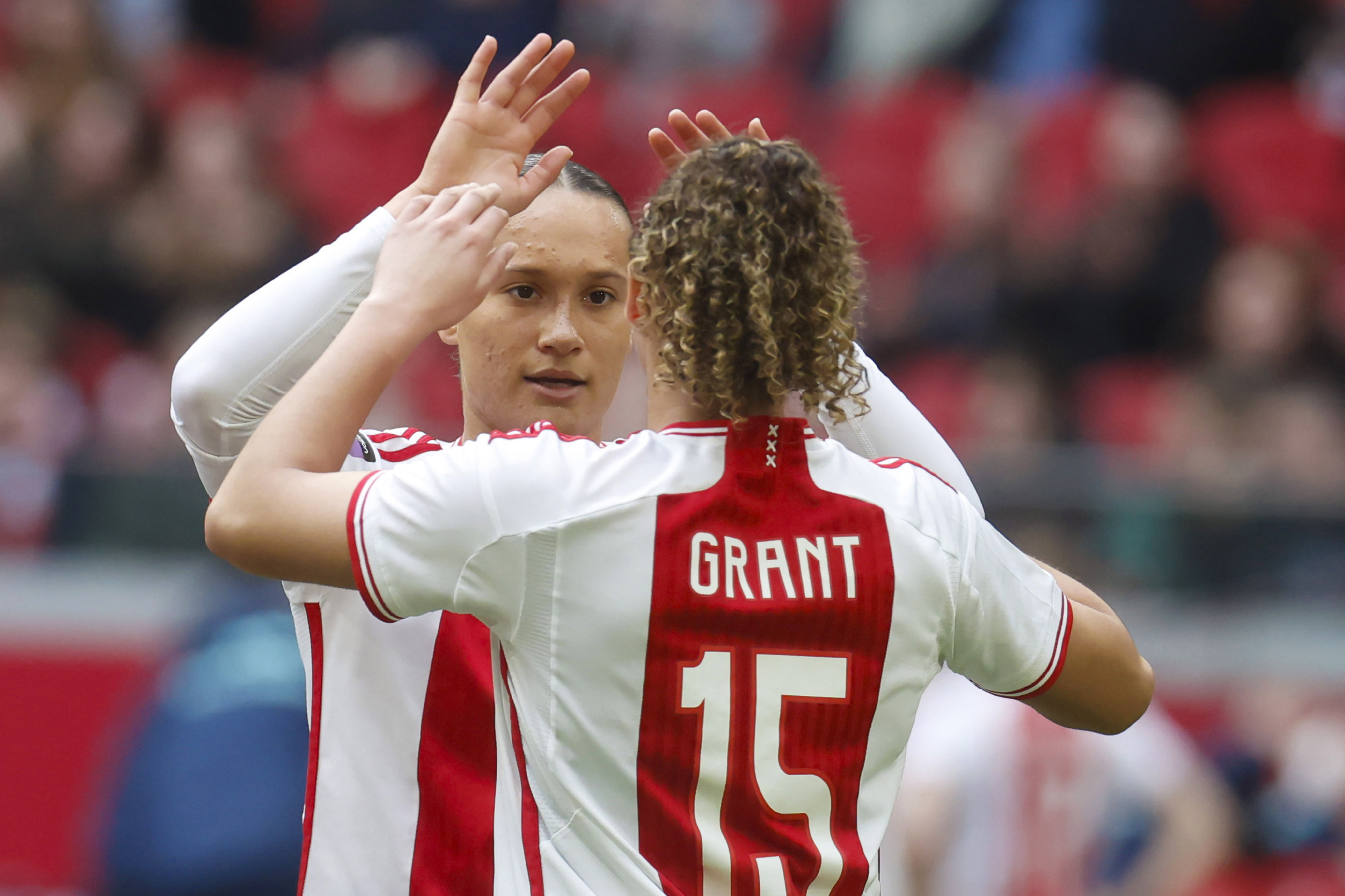 Quinty Sabajo en Chasity Grant (Ajax) juichen