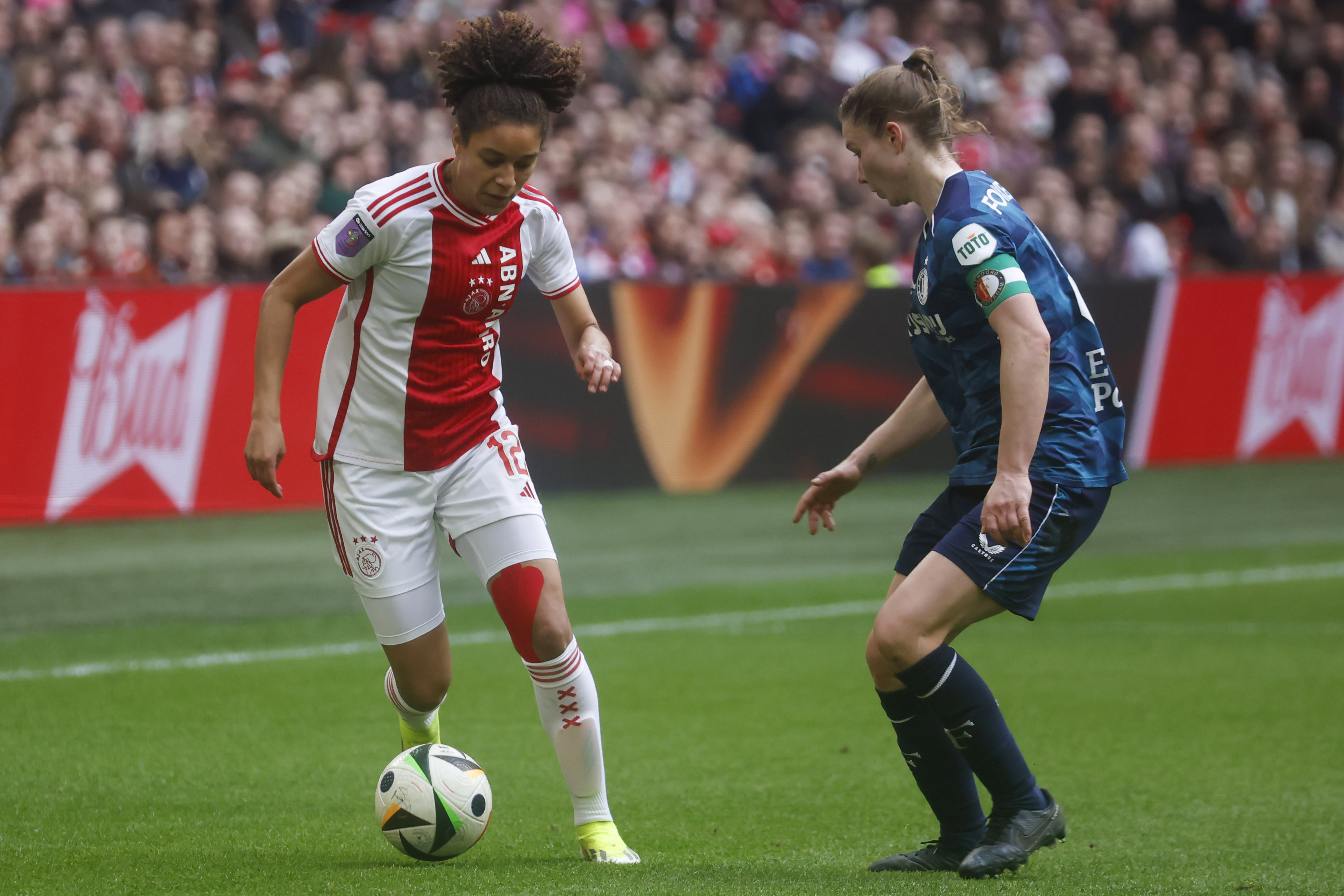Isabelle Hoekstra (Ajax) en Sisca Folkertsma (Feyenoord) strijden om de bal