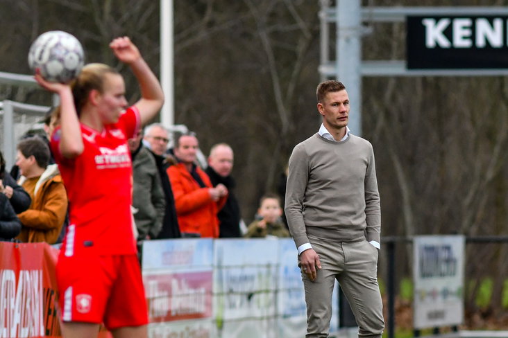 Joran Pot langs de lijn bij FC Twente