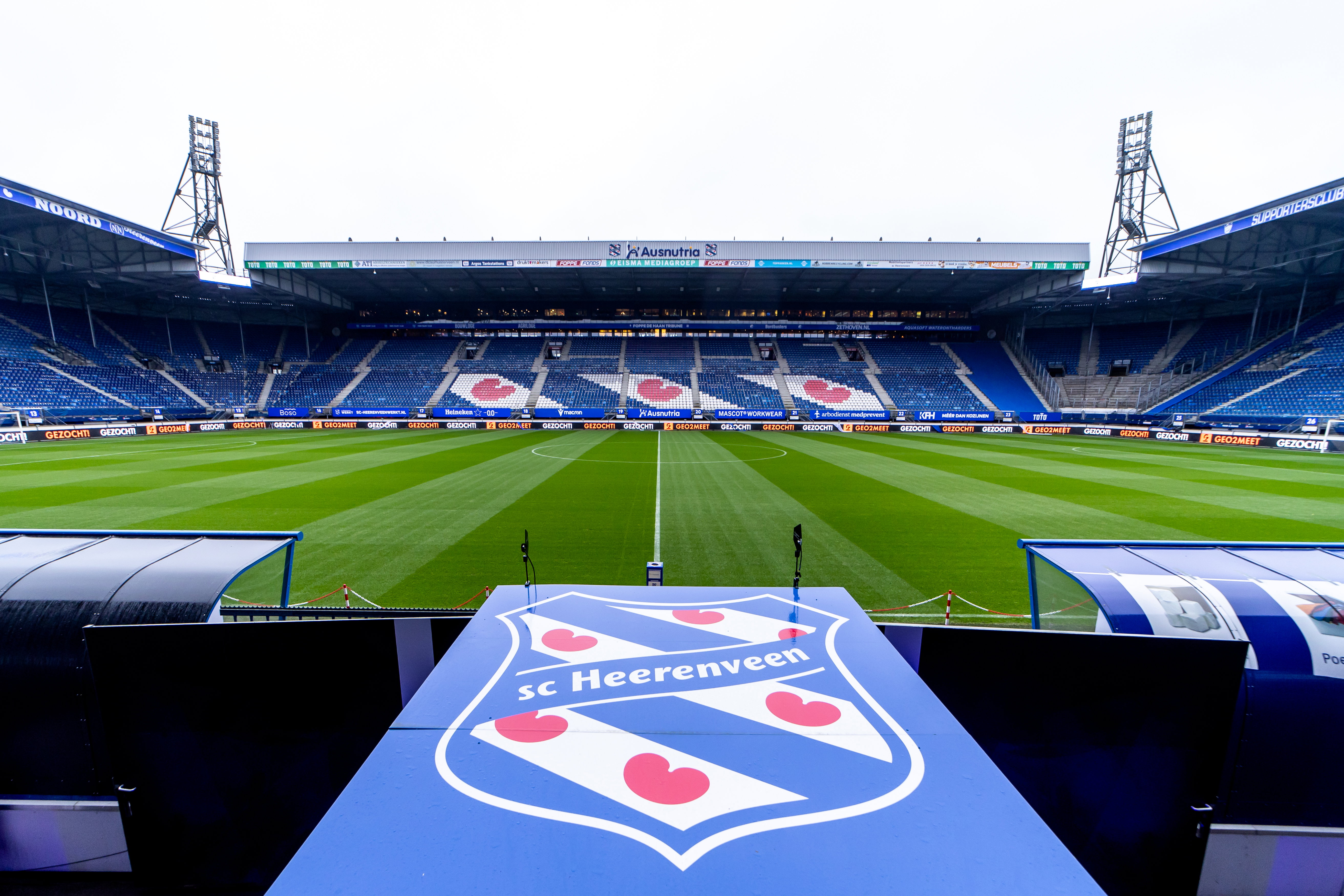 Het logo van SC Heerenveen in het Abe Lenstra Stadion