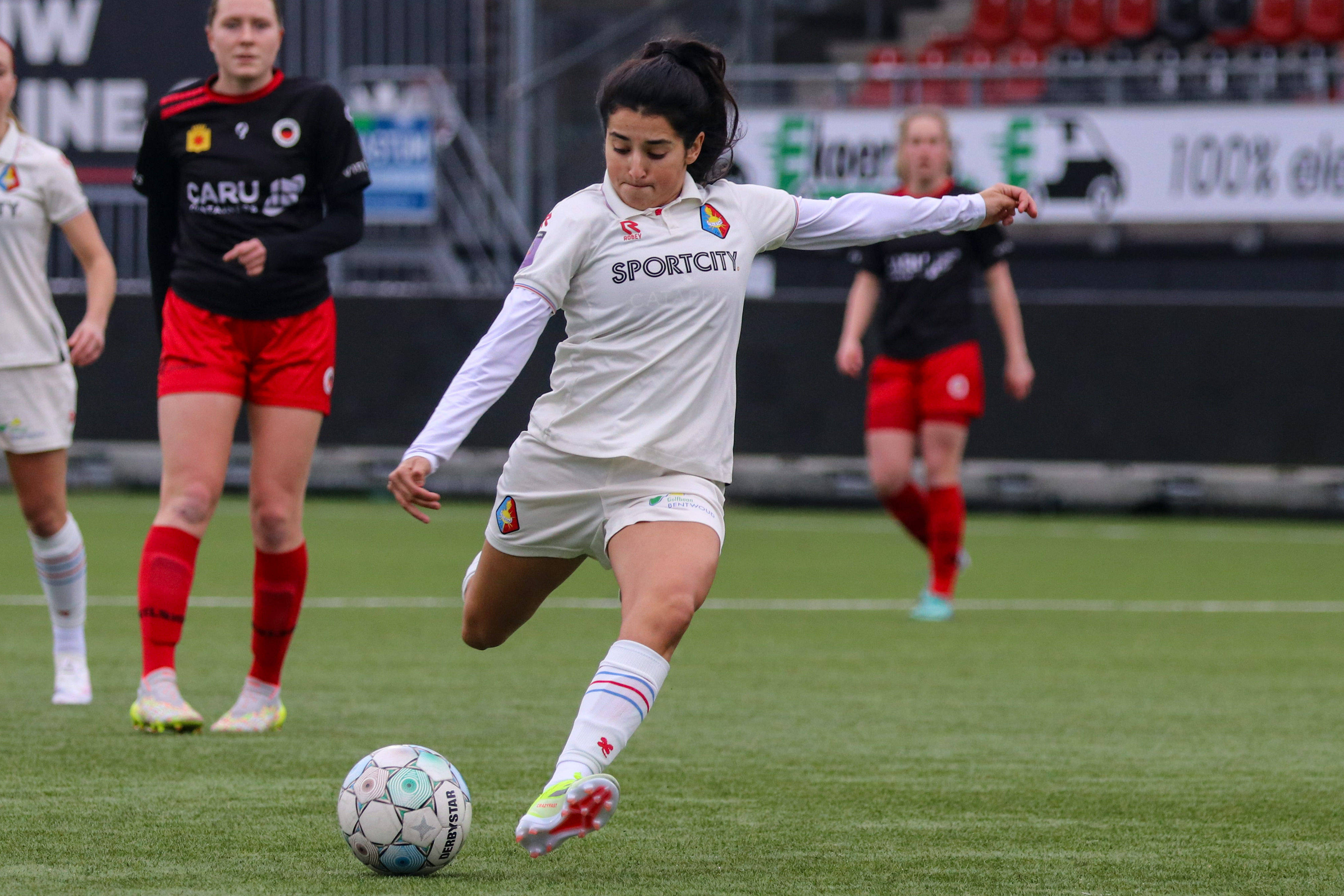 Samya Hassani waagt een poging in de wedstrijd tussen Excelsior en Telstar