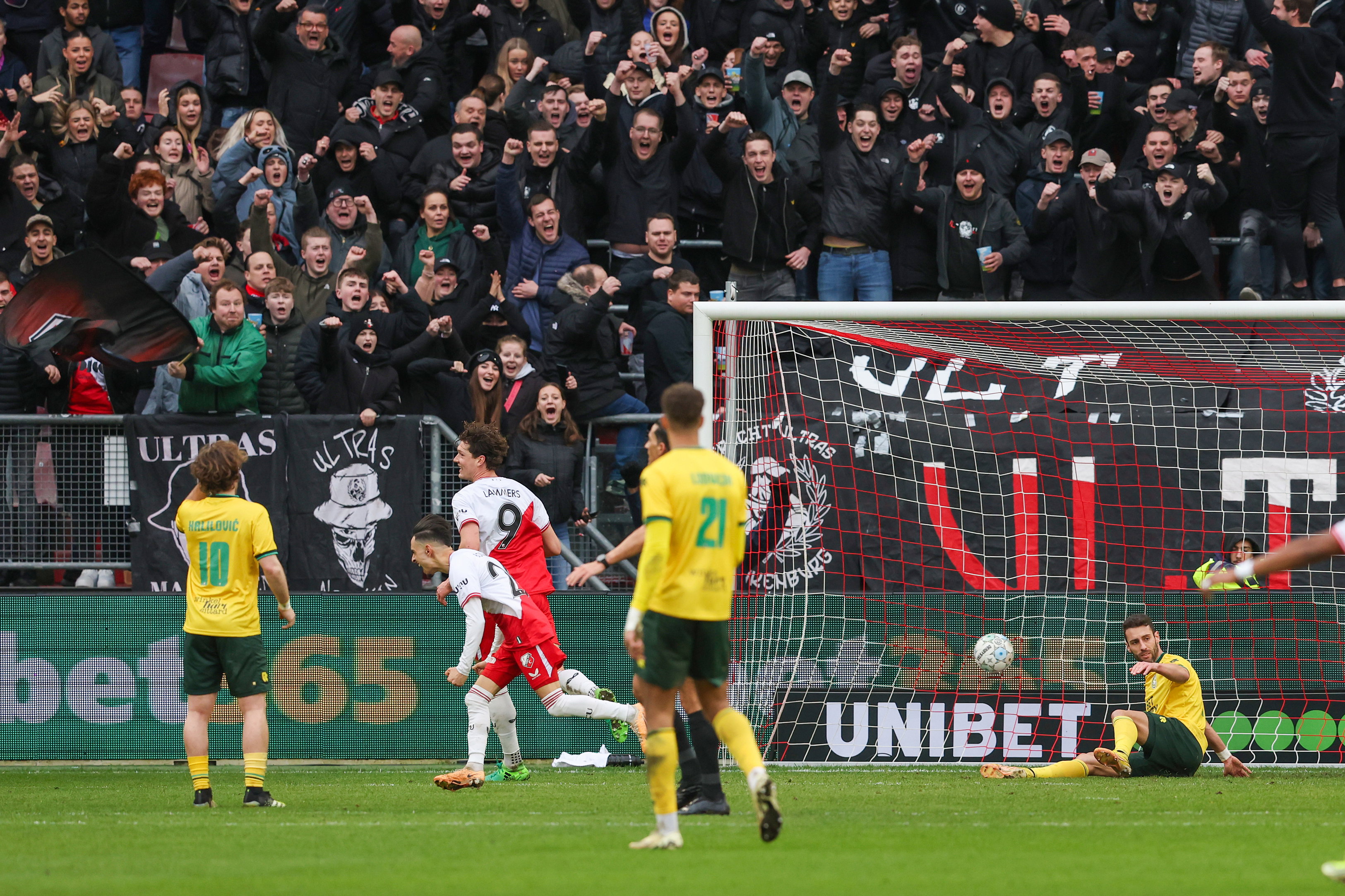 Othmane Boussaid en Sam Lammers (FC Utrecht) juichen na een goal tegen Fortuna Sittard