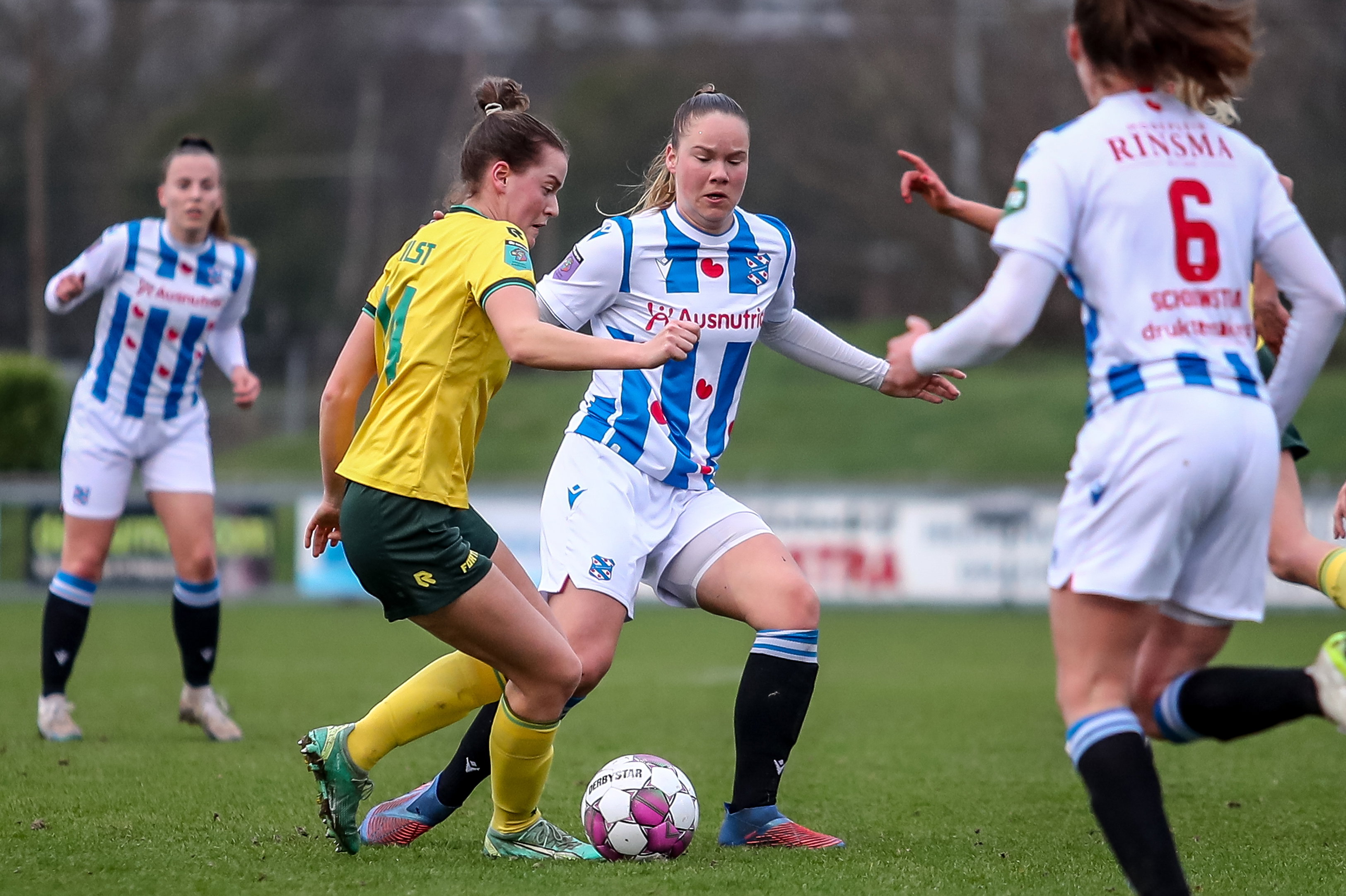 Een duel tussen SC Heerenveen en Fortuna Sittard