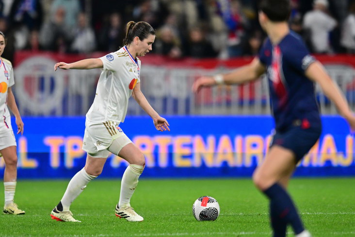 Damaris Egurrola (Olympique Lyon) aan de bal in de wedstrijd tegen Paris Saint-Germain