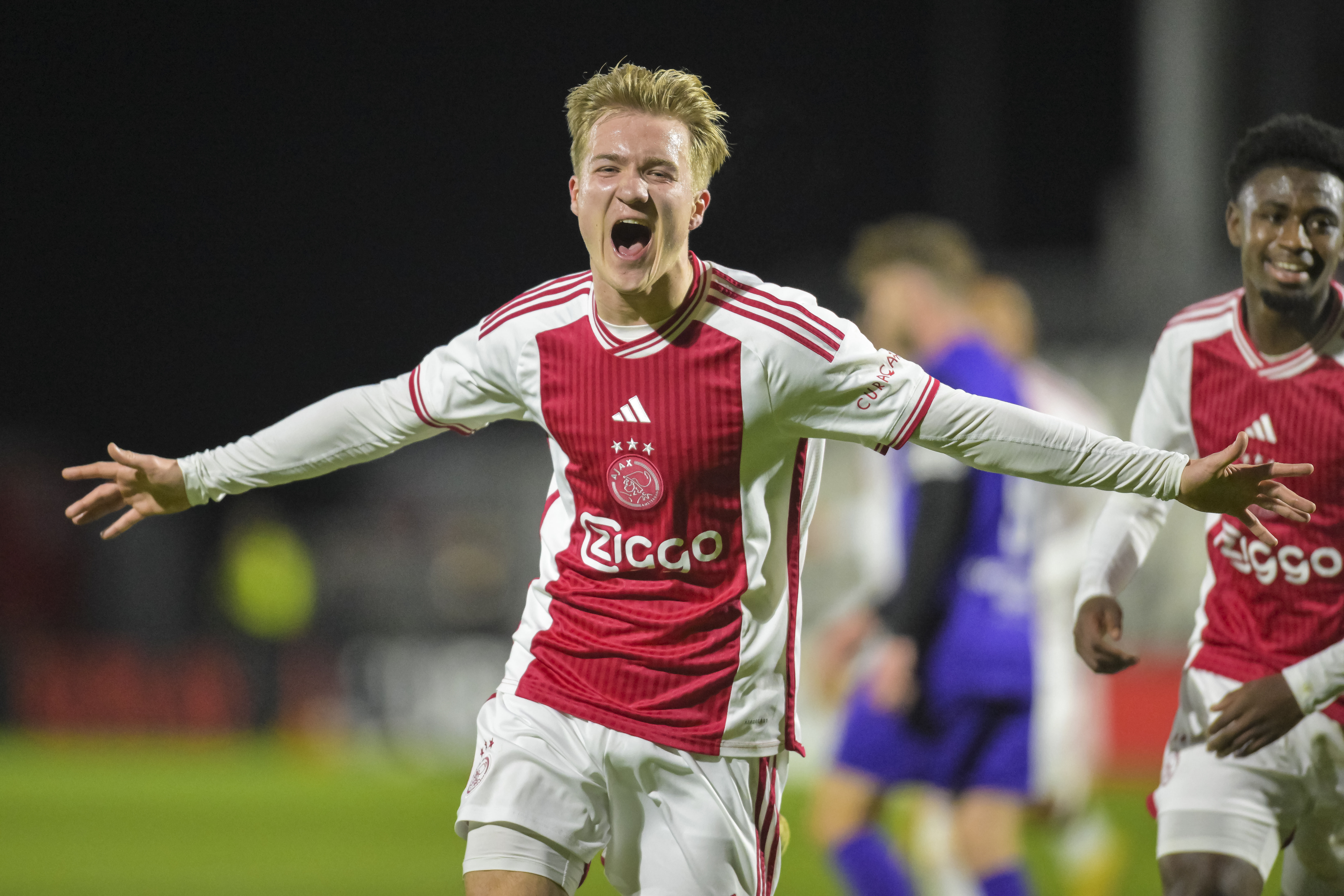 Julian Rijkhoff viert eerste treffer voor Jong Ajax
