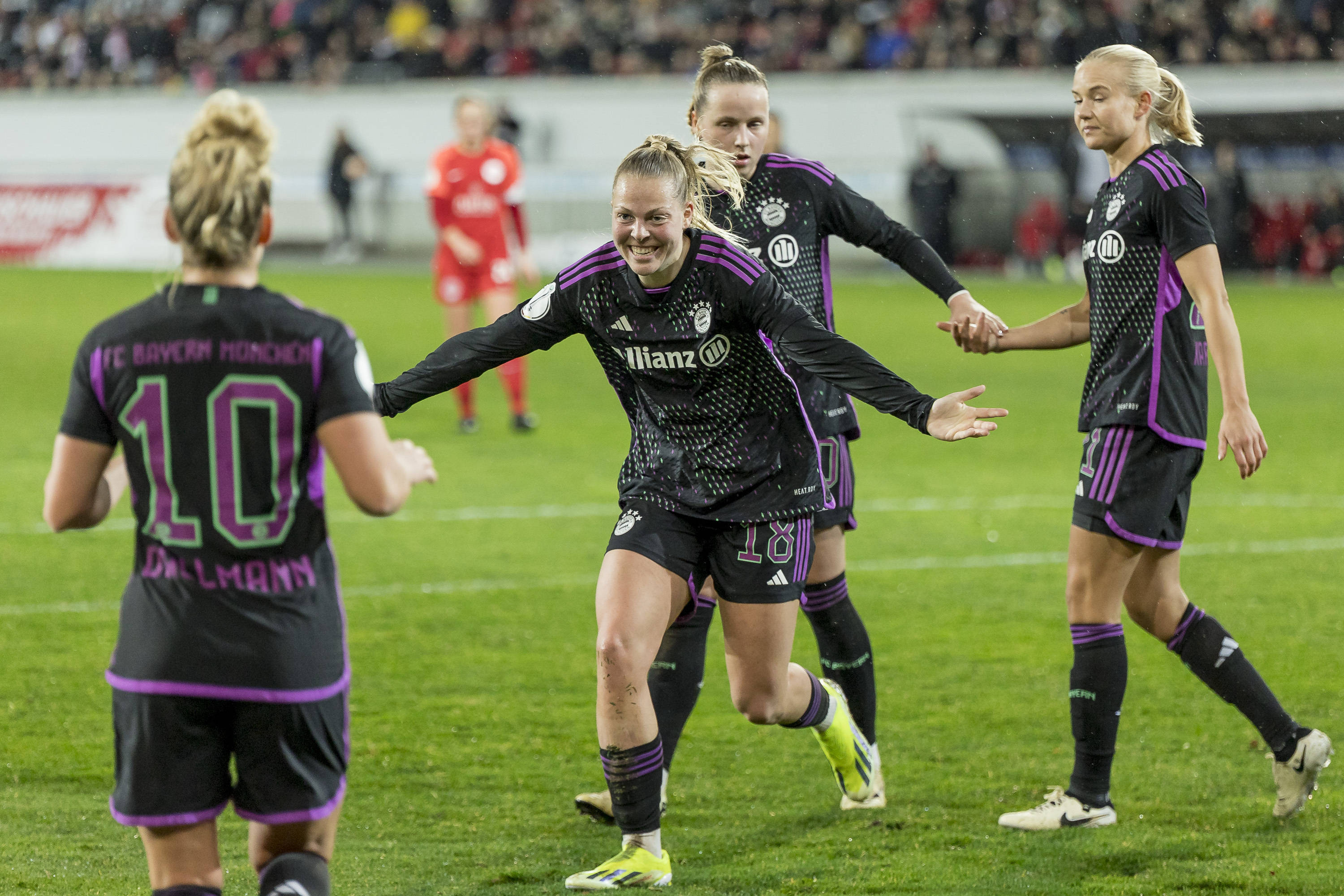 Jill Bayings juicht met haar ploeggenoten van Bayern München