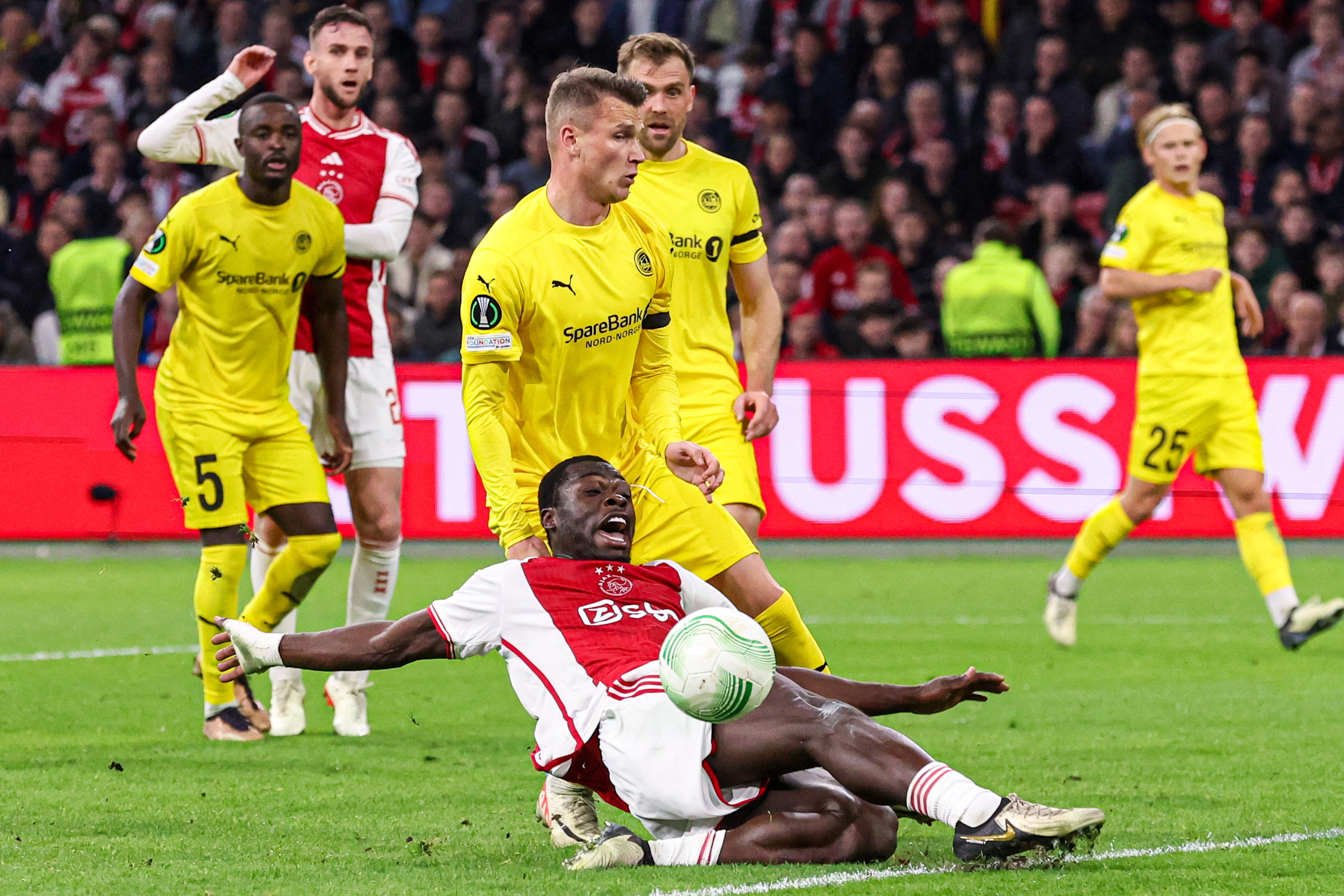 Brian Brobbey wordt gevloerd