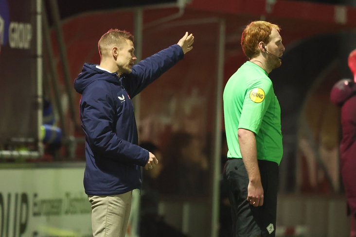Joran Pot langs de lijn bij FC Twente